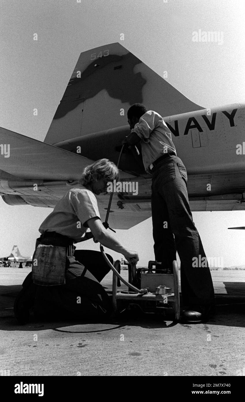 Les aviateurs (A) Trent Smith et Karla Lallo sont au service d'un F-5E Tiger II adversaire affecté à l'École d'armes de combat de la Marine. Connue sous le nom de « Top Gun », l'école offre une formation de manœuvres de combat aérien (ACM) aux pilotes de la Marine et du corps des Marines. Base : Naval Air Station, Miramar État : Californie (CA) pays : États-Unis d'Amérique (USA) Banque D'Images