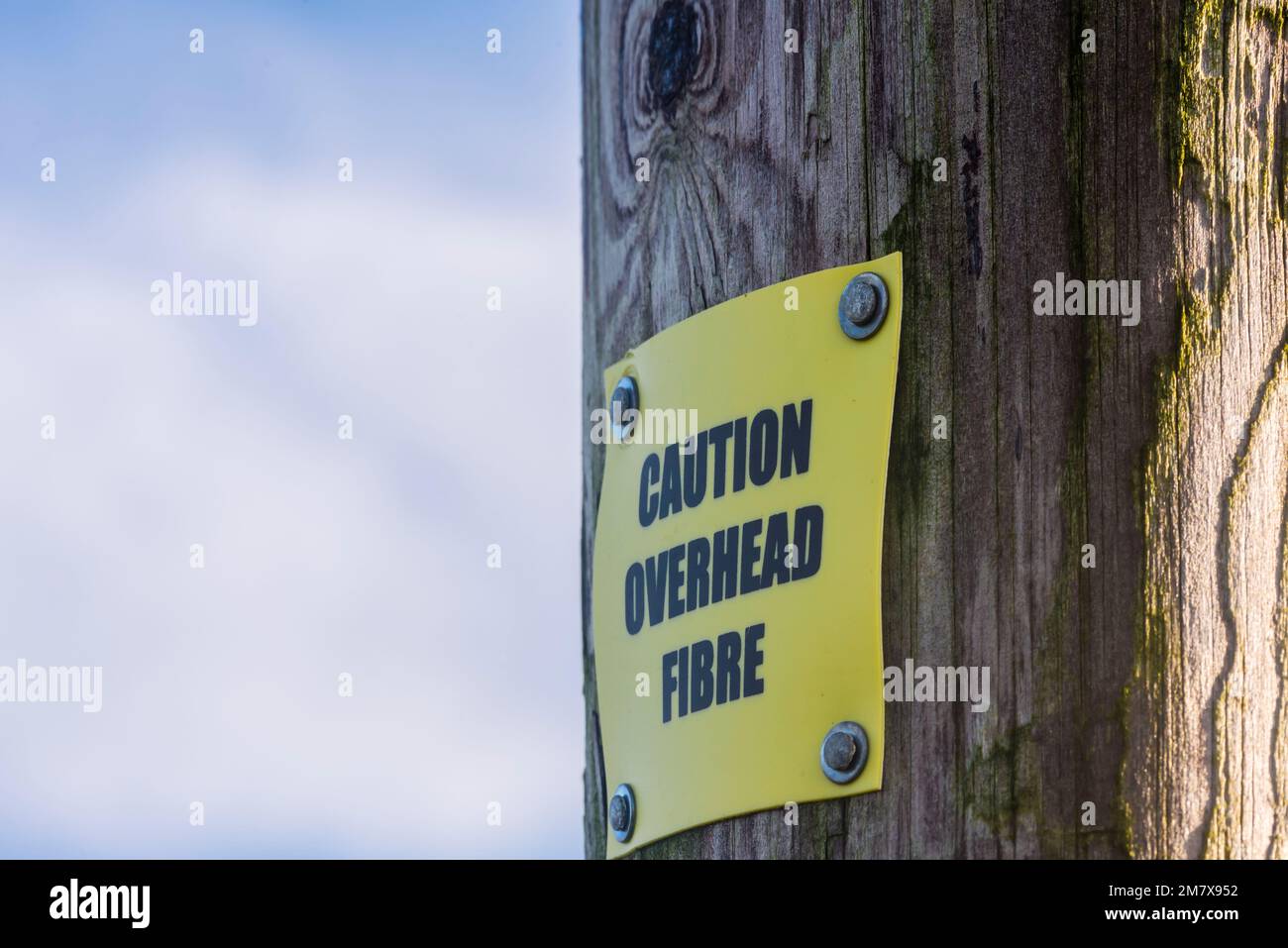 Panneau sur un poteau téléphonique en bois avertissement de fibre optique aérienne pour le haut débit rural, County Down, Irlande du Nord, Royaume-Uni, Royaume-Uni Banque D'Images