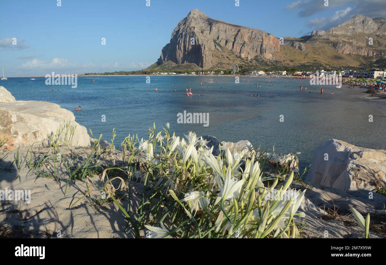 San Vito Lo Capo est une belle station balnéaire sicilienne dans la province de Trapani célèbre pour la plage surplombant la baie aa dominée par le mon Banque D'Images