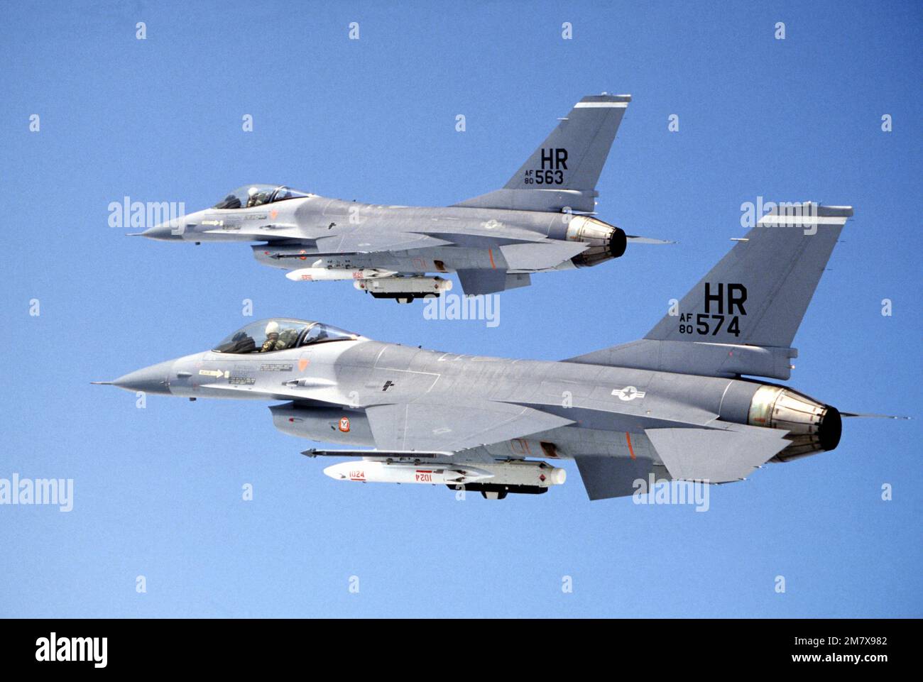 Vue du côté gauche de deux F-16 Fighting Falcon transportant DES boîtiers AN/ALQ-131 et des distributeurs de missiles. Les Falcons sont affectés au 10th Escadron d'appui tactique, 50th Escadre d'appui tactique. Pays: Allemagne (DEU) Banque D'Images