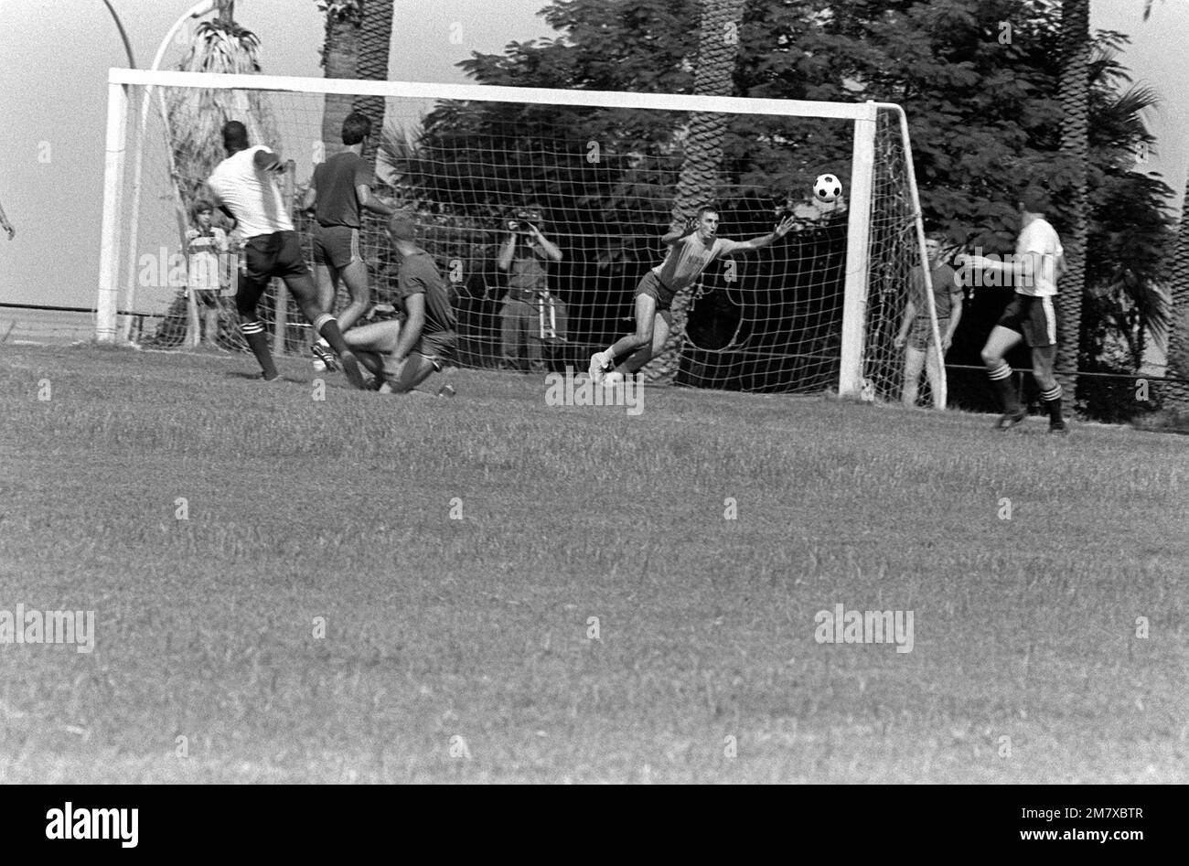 ÉTATS-UNIS Marines et les parachutistes français jouent au football. Les hommes ont été affectés au Liban dans le cadre d'une force multinationale de maintien de la paix à la suite d'une confrontation entre les forces israéliennes et l'Organisation de libération de la Palestine. Base: Beyrouth pays: Liban (LBN) Banque D'Images