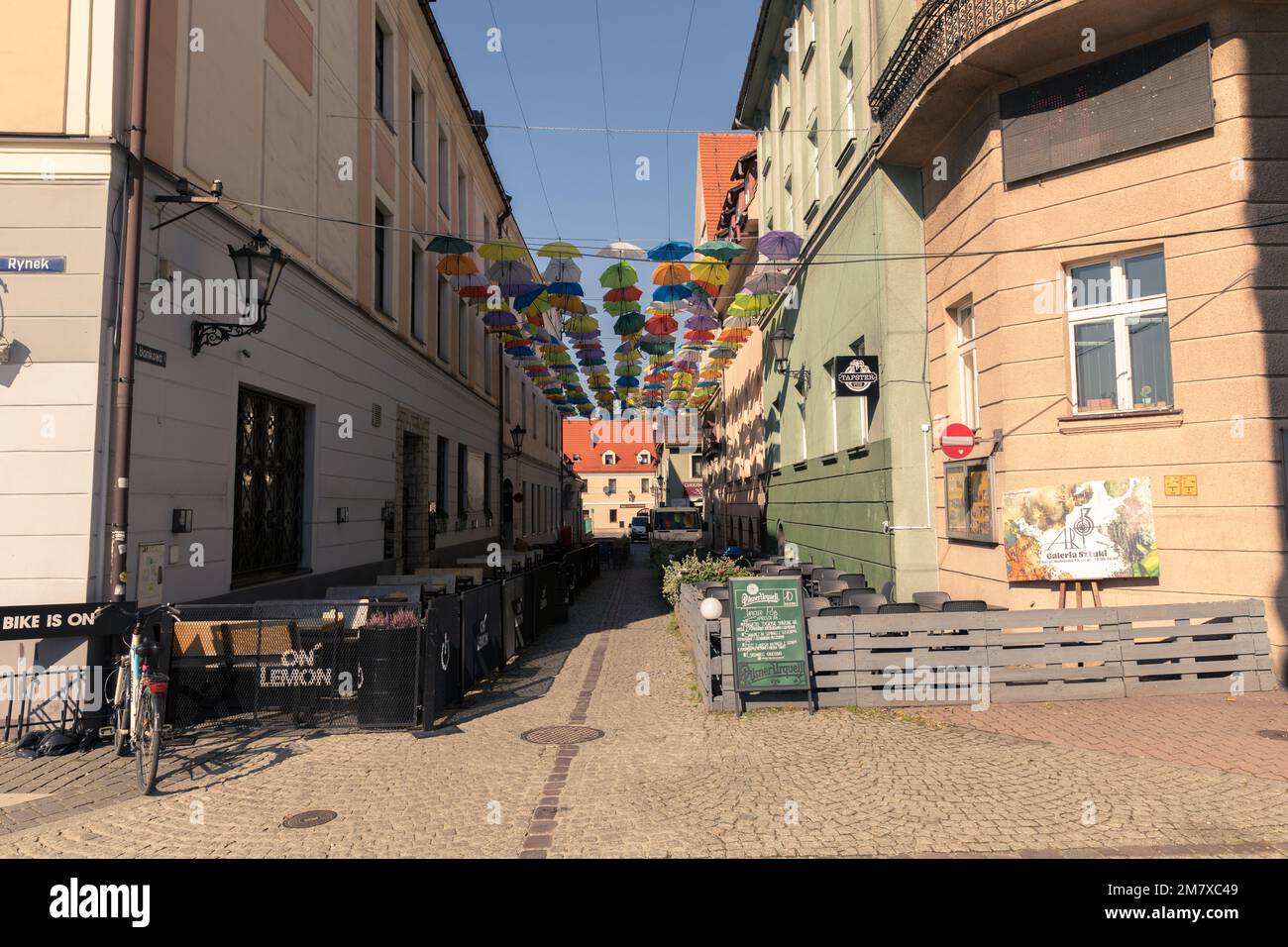 Parasols colorés suspendus au-dessus de la rue. Banque D'Images