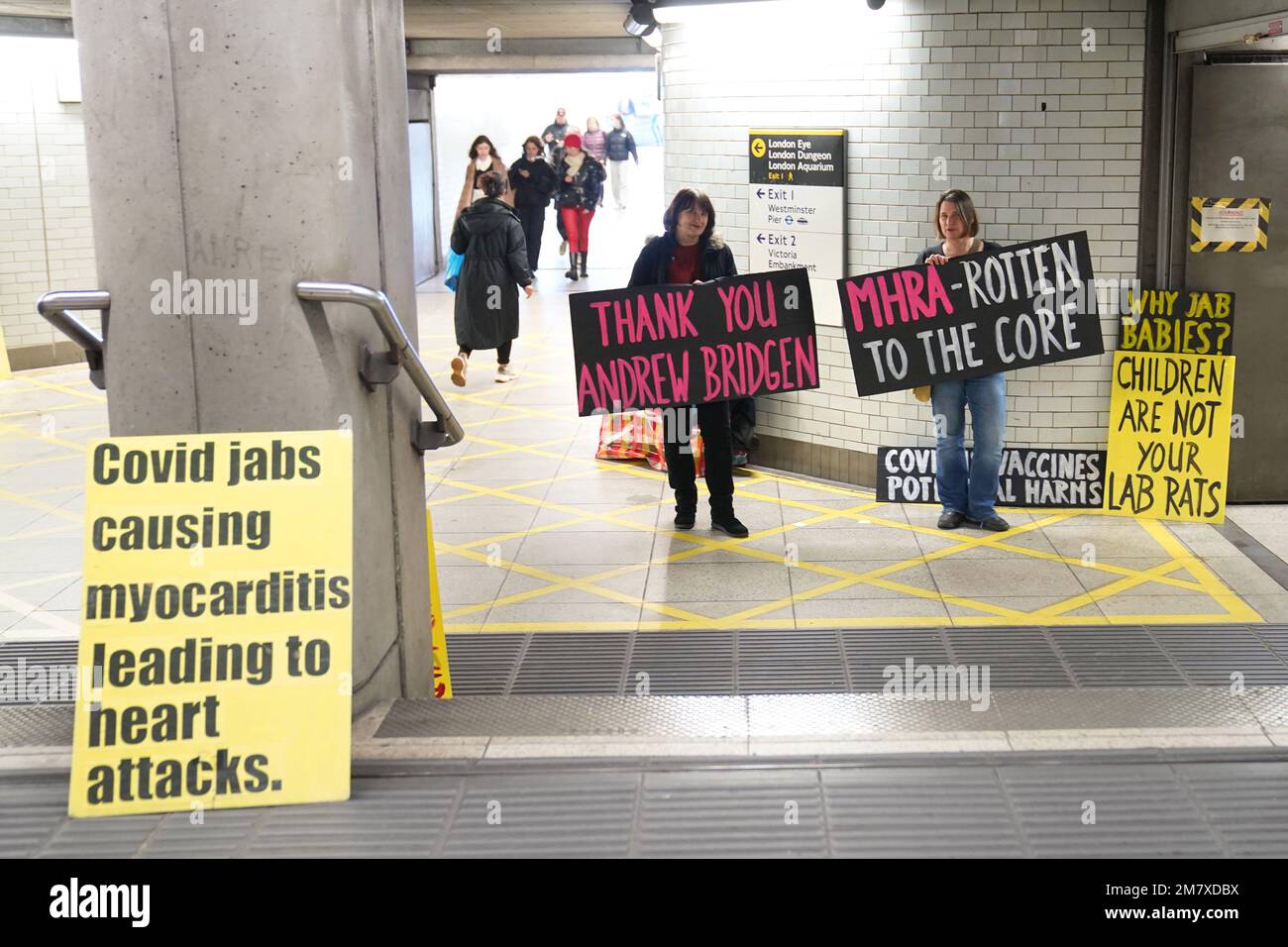 Des manifestants anti-vax soutiennent Andrew Bridgen à la station de métro Westminster à Londres. Le député a fait retirer le whip du Parti conservateur après avoir « franchi une ligne » dans sa critique du vaccin Covid-19. Date de la photo: Mercredi 11 janvier 2023. Banque D'Images
