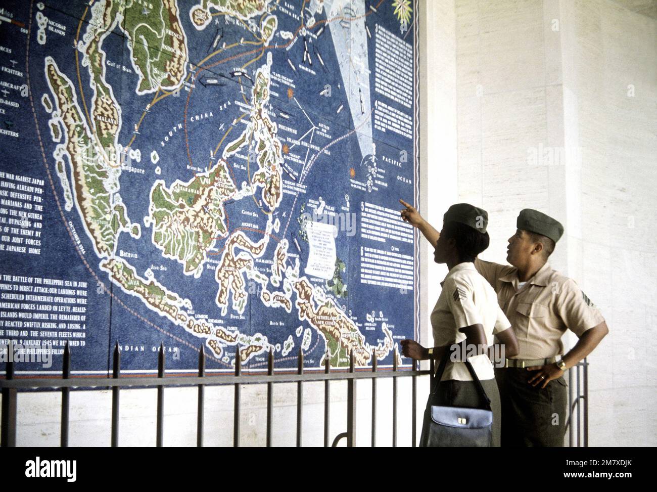 LE SGT Everett et SGT Sanchez regardent une carte montrant les lieux des campagnes de bataille du Pacifique de la Seconde Guerre mondiale lors de leur visite au musée du cimetière commémoratif national du Pacifique. Base: Honolulu État: Hawaï (HI) pays: Etats-Unis d'Amérique (USA) Banque D'Images