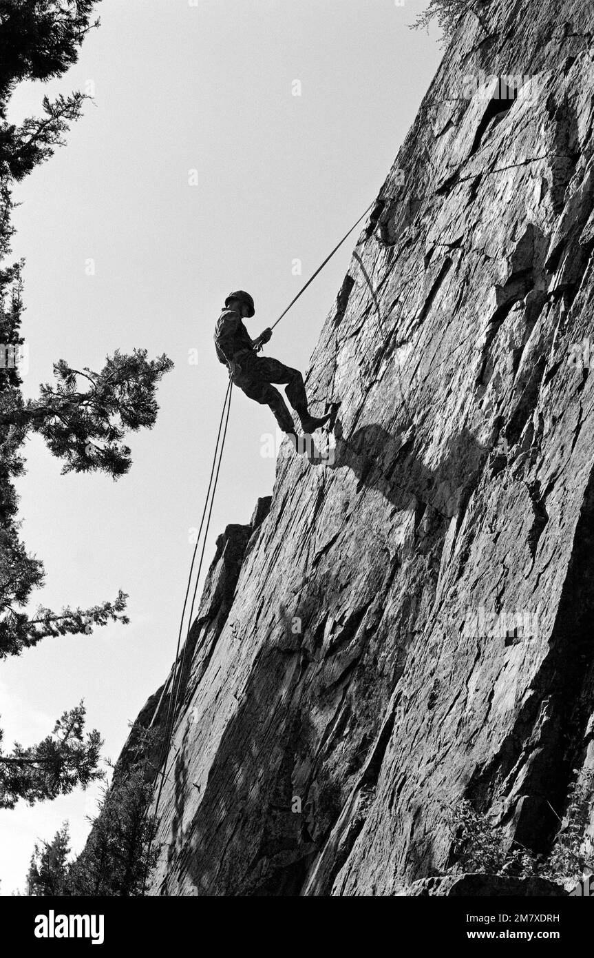 Une Marine du 1st Bataillon, 4th Marines, fait une falaise rocheuse abrupte et solide pendant l'exercice d'entraînement en montagne du bataillon. Base: Bridgeport État: Californie (CA) pays: Etats-Unis d'Amérique (USA) Banque D'Images