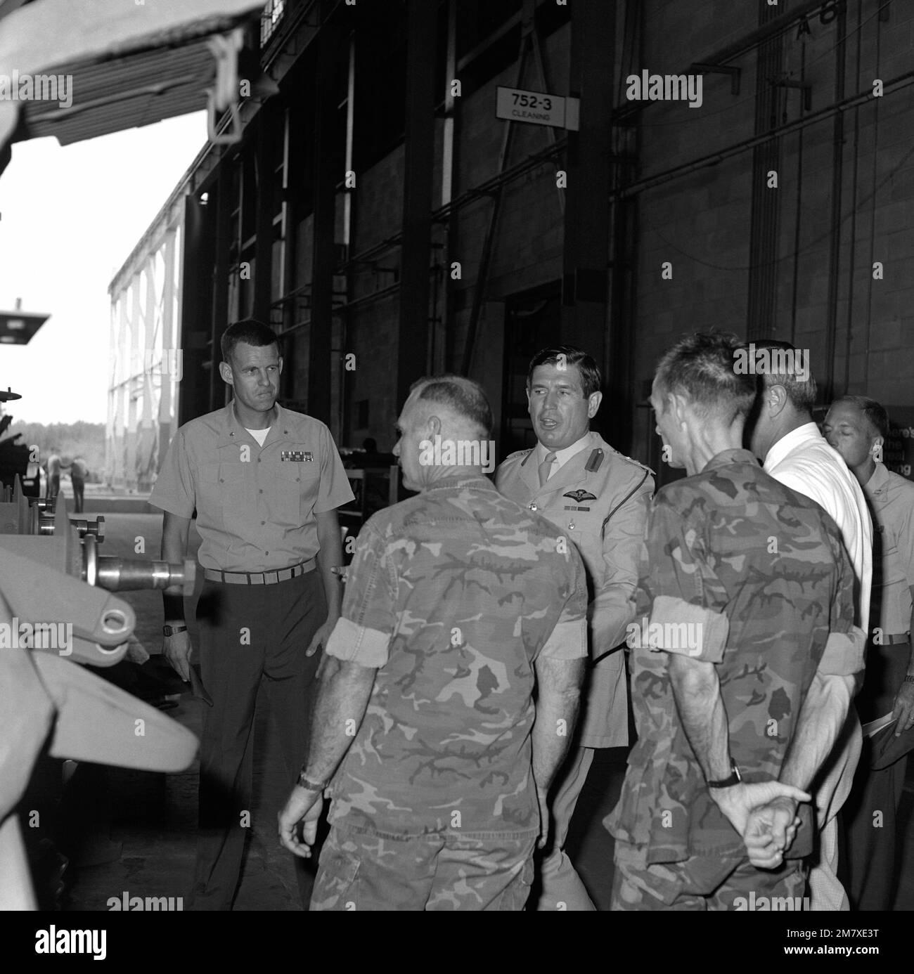 LE COL M. J. Reese, de la British Royal Marines, visite la base et est escorté par LTC Douglas B. James, directeur, Division de la réparation. Base: Corps de la marine base de Logis, Albany État: Géorgie (GA) pays: Etats-Unis d'Amérique (USA) Banque D'Images