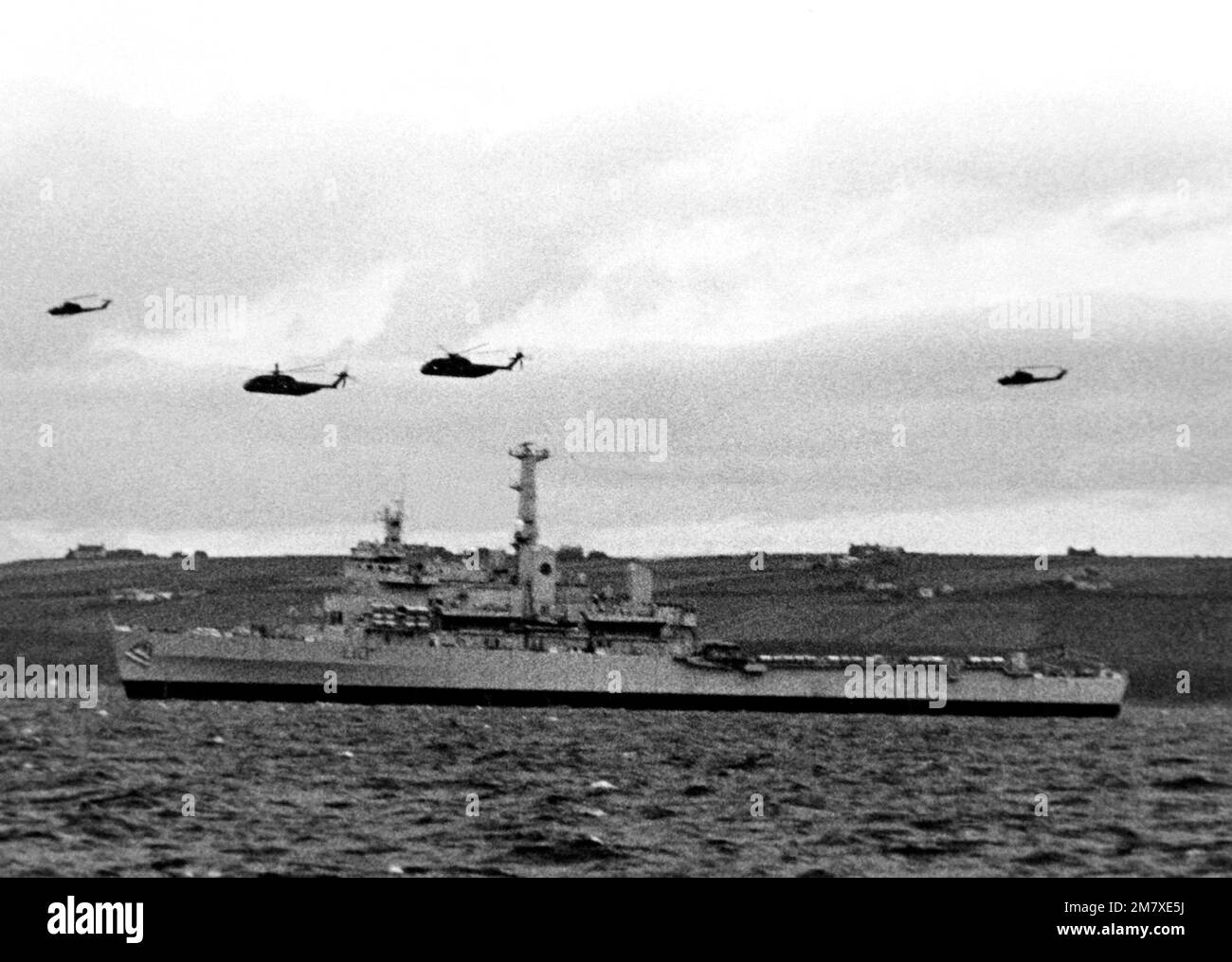 Des hélicoptères marins UH-1 Iroquois et CH-53 Sea Stallion survolent le navire amphibie britannique HMS FEARLESS pendant l'exercice Northern Wedding. Objet opération/série: BASE DE MARIAGE DU NORD: Sinclair'S Bay pays: Écosse (SCT) Banque D'Images