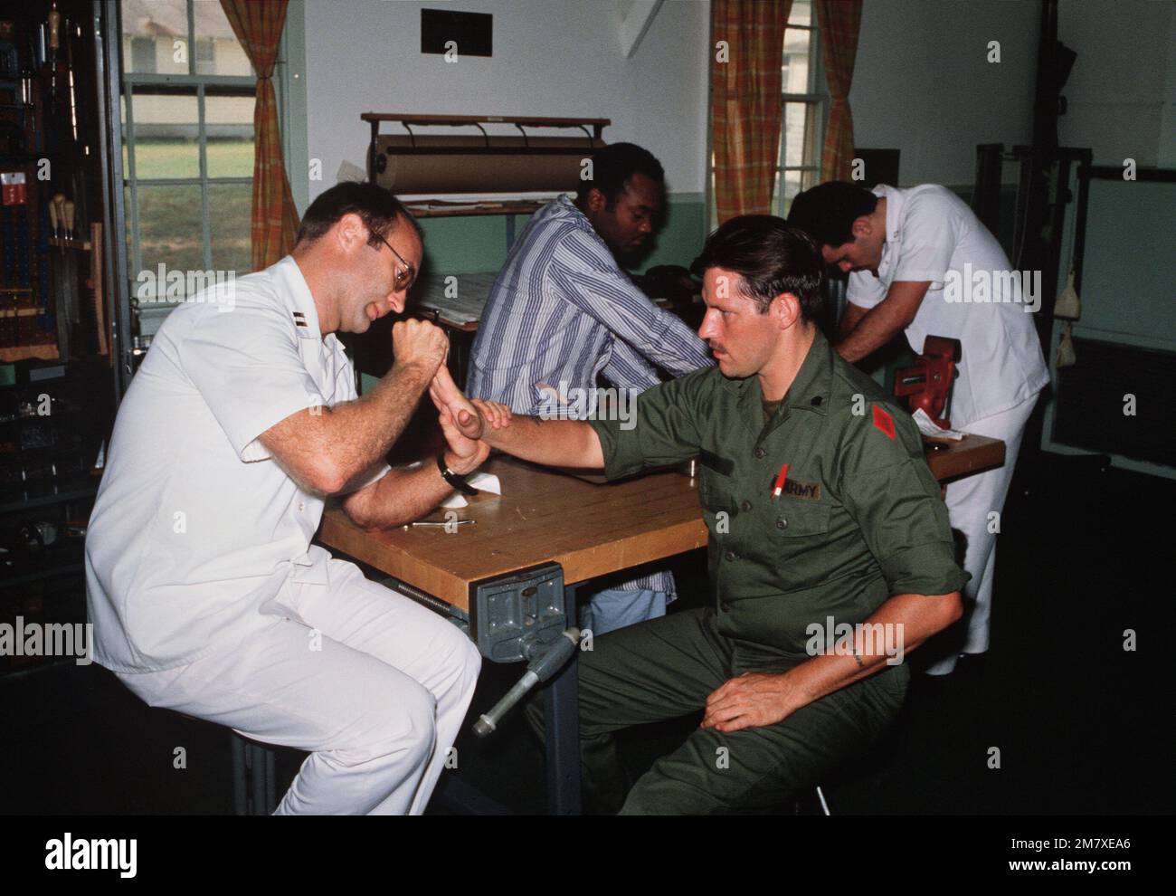 Fullerton administre l'ergothérapie aux Mays privés de l'hôpital de fort Polk. Mays se remet de brûlures du deuxième degré sur sa main droite. Base: Fort Polk État: Louisiane (LA) pays: États-Unis d'Amérique (USA) Banque D'Images