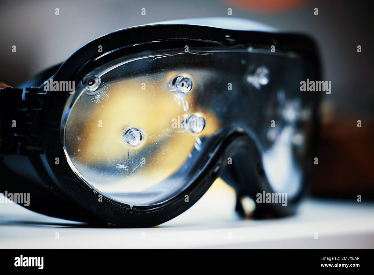 Lunettes de sécurité. Lunettes de protection balistique avec lunettes en plastique. Lunettes de protection balistique après test. Des lunettes de soleil de protection ont sauvé vos yeux. Banque D'Images