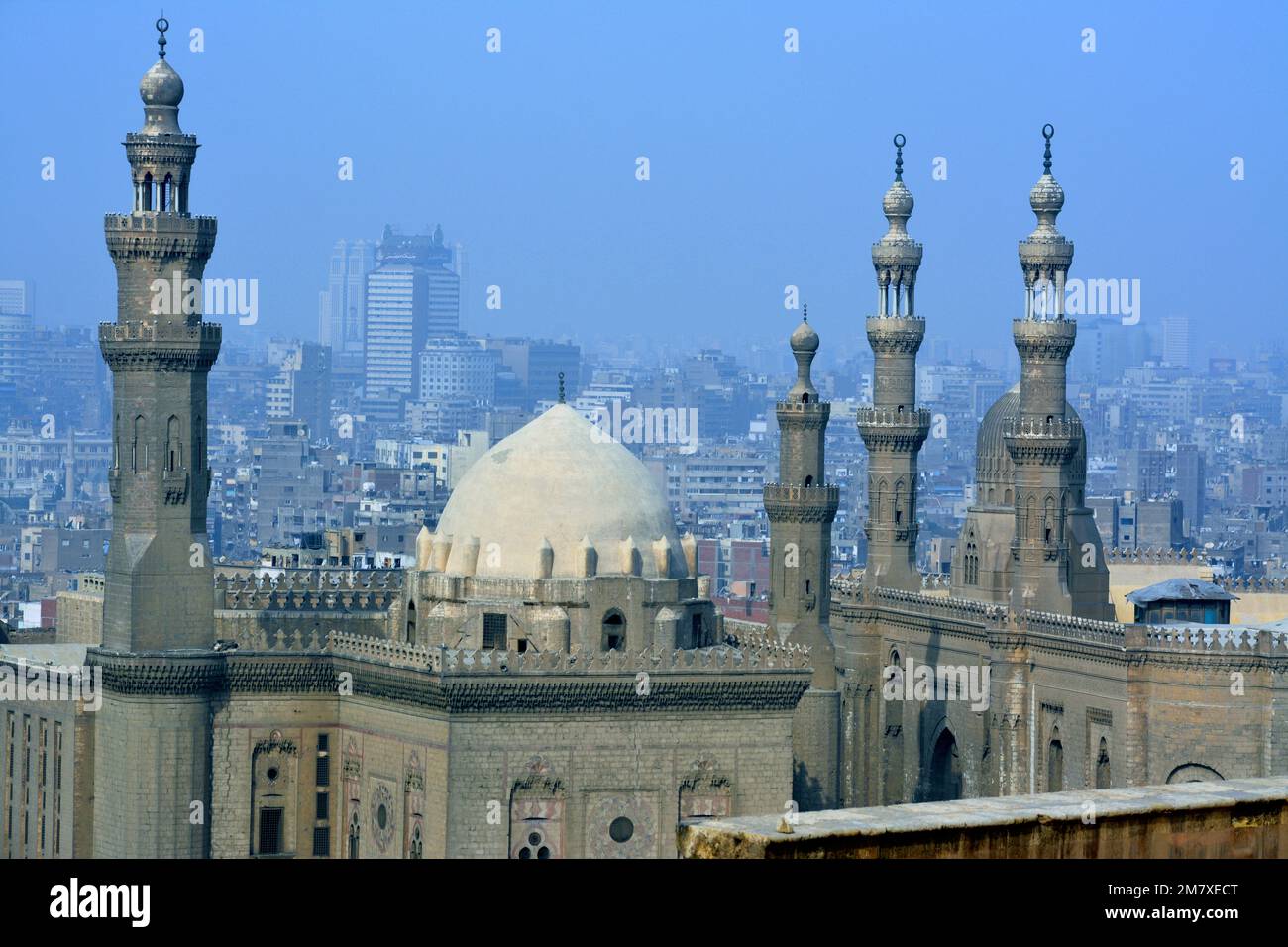 Le Caire, l'Egypte, 7 janvier 2023: Les mosquées du Sultan Hassan et d'Al Rifa'i dans l'ancienne place de la Citadelle du Caire, les mosquées islamiques très célèbres en Egypte et très clos Banque D'Images