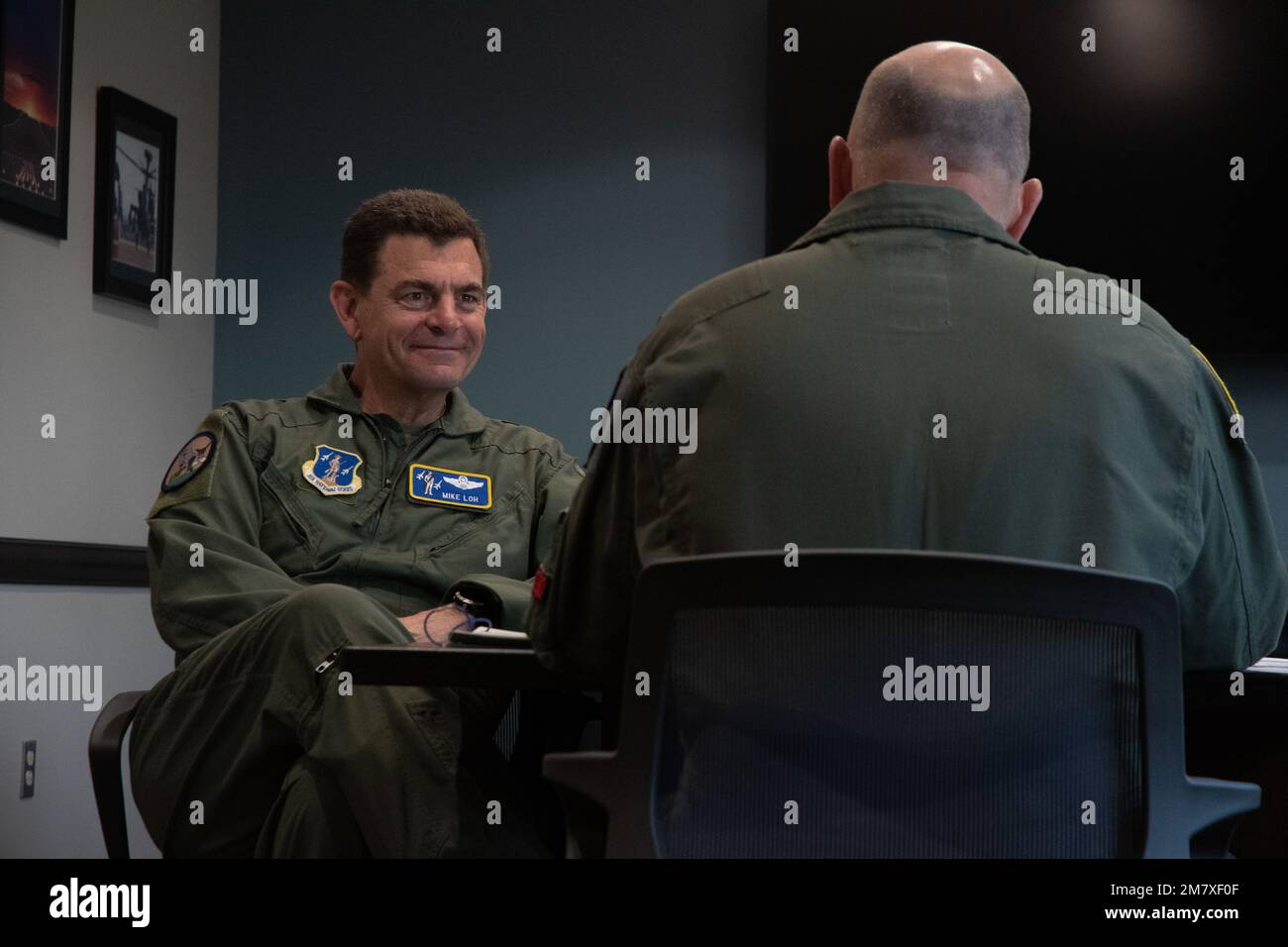 ÉTATS-UNIS Le lieutenant-général de la Force aérienne Michael A. Loh, directeur de la Garde nationale aérienne, est informé en vue de son vol dans un bombardier furtif B-2 Spirit à la base aérienne de Whiteman, Missouri, 14 mai 2022. LOH s'est rendu à Whiteman pour observer la formation et les opérations impliquant l'intégration totale de la force et la préparation au combat. Banque D'Images