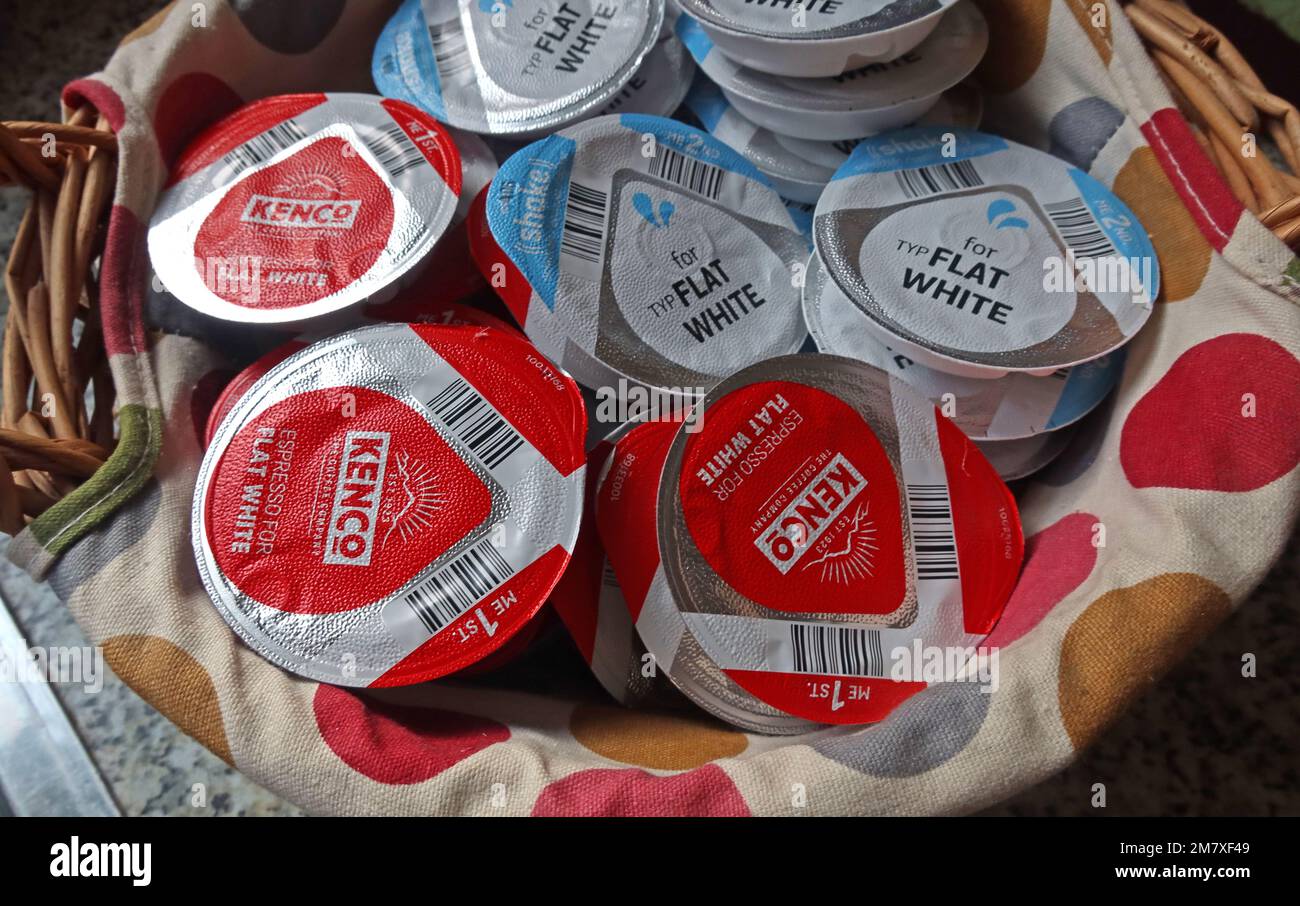 Kenco, dosettes pour machine à café, dans un panier, plus de déchets, difficile à recycler, Destination : décharge sanitaire Banque D'Images