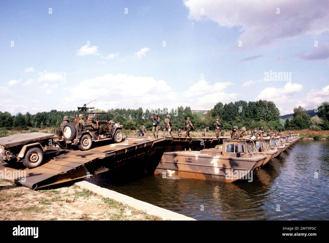 Les membres des 1st ingénieurs doivent soustraire un pont de ponton au-dessus de la rivière main afin que les véhicules à chenilles de la Force bleue puissent se déplacer à de nouvelles positions pendant l'effort Reforger '82. Base: Erlabrum pays: République fédérale d'Allemagne (FRG) Banque D'Images