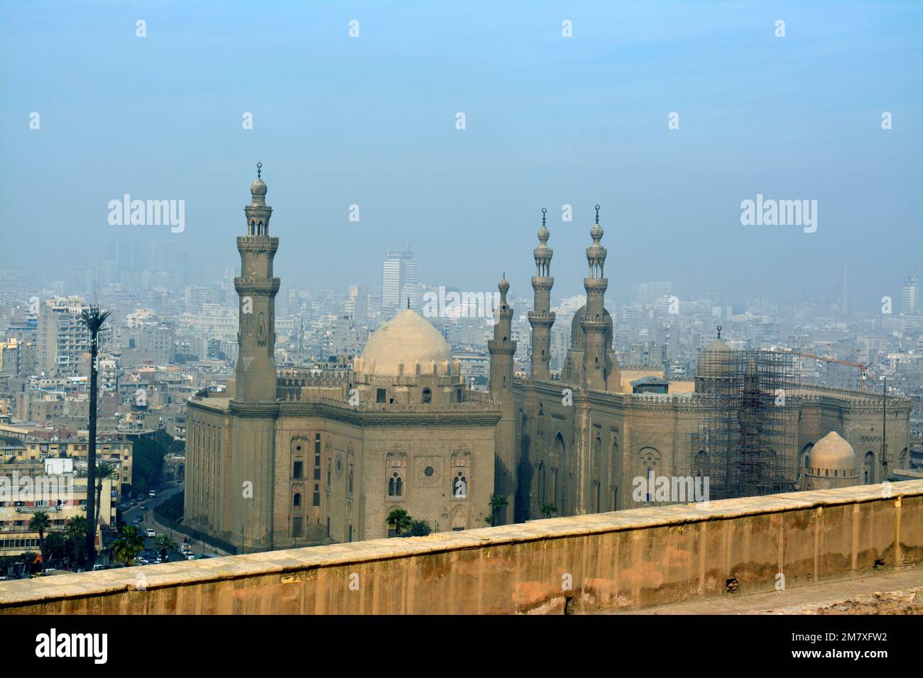 Le Caire, l'Egypte, 7 janvier 2023: Les mosquées du Sultan Hassan et d'Al Rifa'i dans l'ancienne place de la Citadelle du Caire, les mosquées islamiques très célèbres en Egypte et très clos Banque D'Images