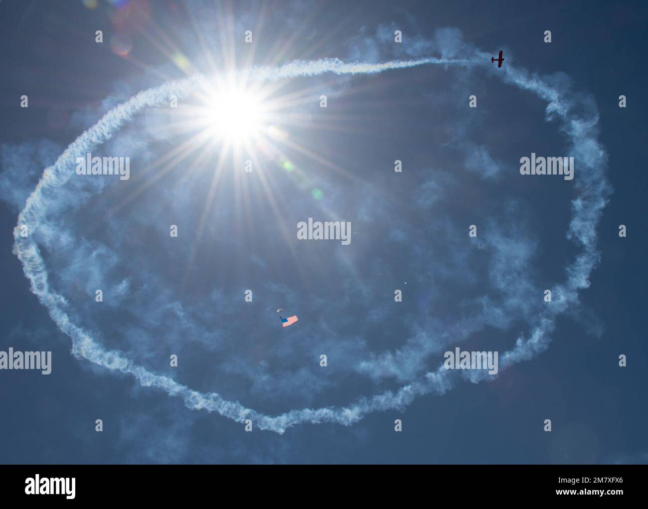 A ÉTATS-UNIS Un membre de l'équipe de démonstration des ailes bleues de la Force aérienne descend pendant les ailes au-dessus de Solano à la base aérienne de Travis, Californie, 14 mai 2022. Le salon de l'air et de la maison ouverte Wings Over Solano a offert à la communauté locale l'occasion d'interagir directement avec la base et ses aviateurs pour voir les capacités de Travis AFB en plein écran. Banque D'Images