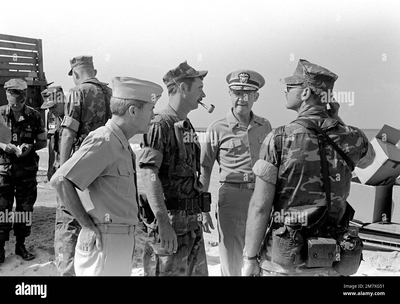 Le contre-amiral Ed Martin, (à gauche) Commandant de la Sixième flotte ...