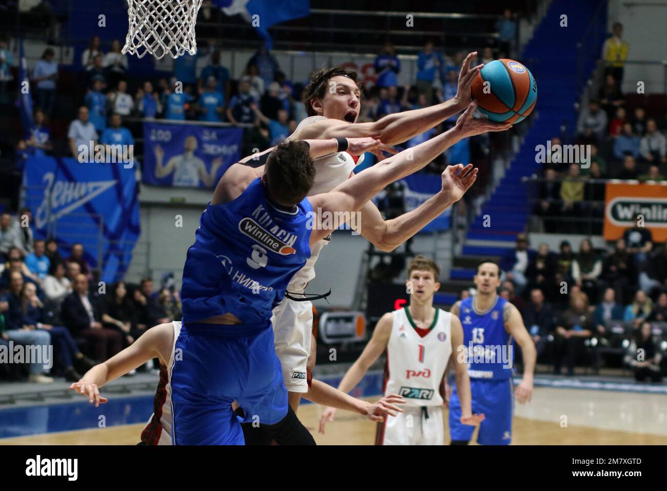 Dmitry Kulagin (No.9) de Zenit St Petersbourg et Andrei Martiuk (No.9) de Lokomotiv Kuban vu pendant le match de basketball de la VTB United League entre Zenit St Petersburg et Lokomotiv Kuban à Sibur Arena. Score final; Zenit 73:71 Lokomotiv Kuban. (Photo de Maksim Konstantinov / SOPA Images/Sipa USA) Banque D'Images