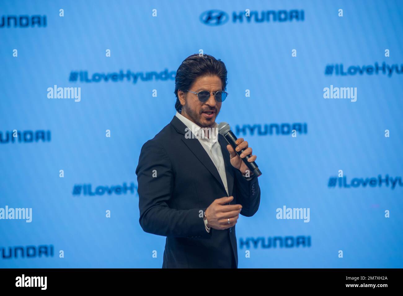 Grande Noida, Inde. 11th janvier 2023. L'acteur indien Shah Rukh Khan partage son expérience en tant qu'ambassadeur de marque de Hyundai Motors lors du lancement de la voiture électrique Hyundai IONIQ 5 à Auto Expo 2023, Uttar Pradesh. Crédit : SOPA Images Limited/Alamy Live News Banque D'Images