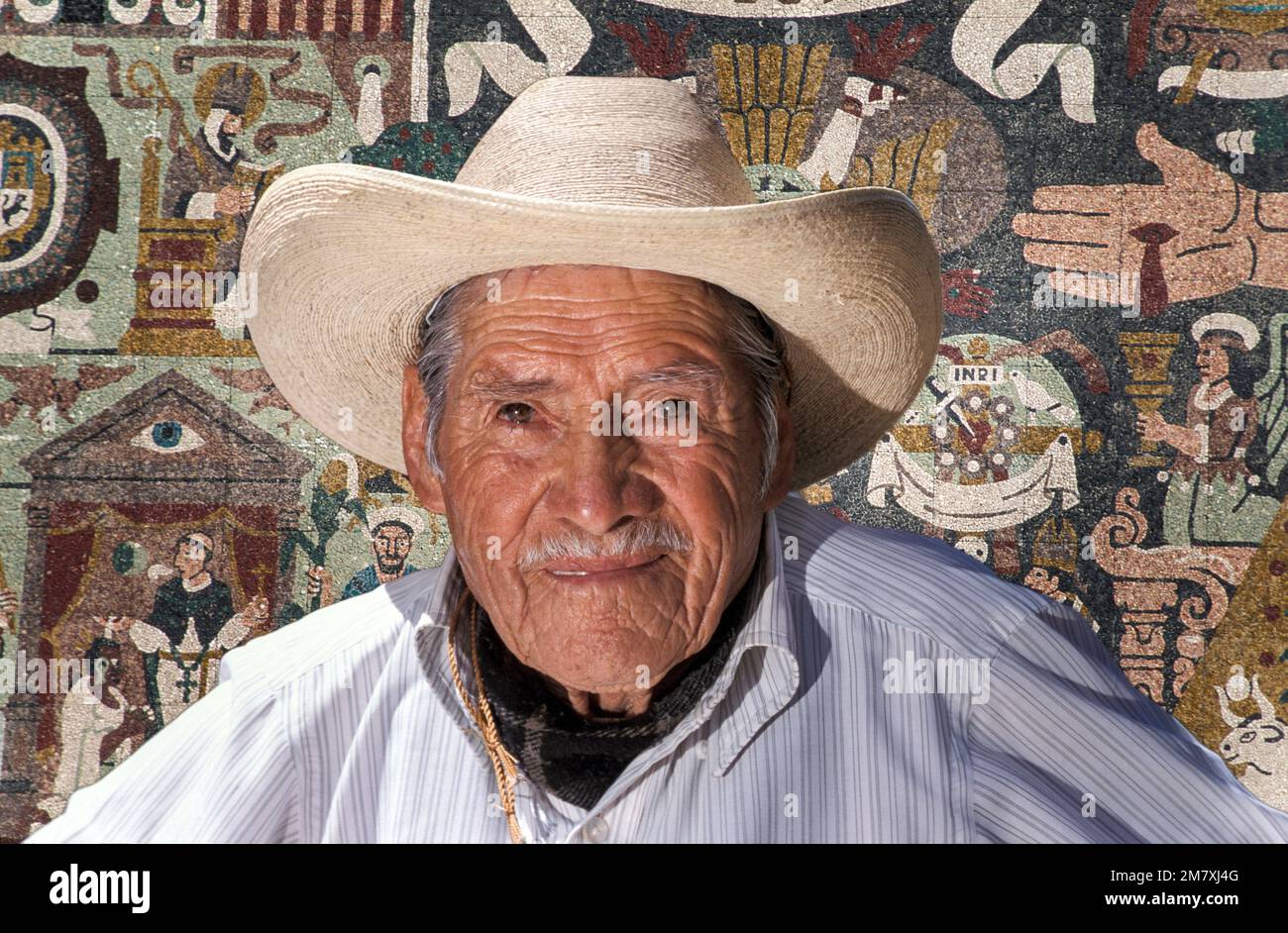 (M) un homme mexicain plus âgé devant Mural, Ciudad Universitario Mexico City, D.F. Mexique Banque D'Images