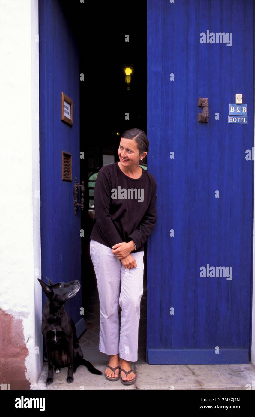 Esther Ammann propriétaire de l'hôtel Bed & Breakfast El Angel Azul, avec le chien Luna, la Paz, Baja California sur, Mexique Banque D'Images