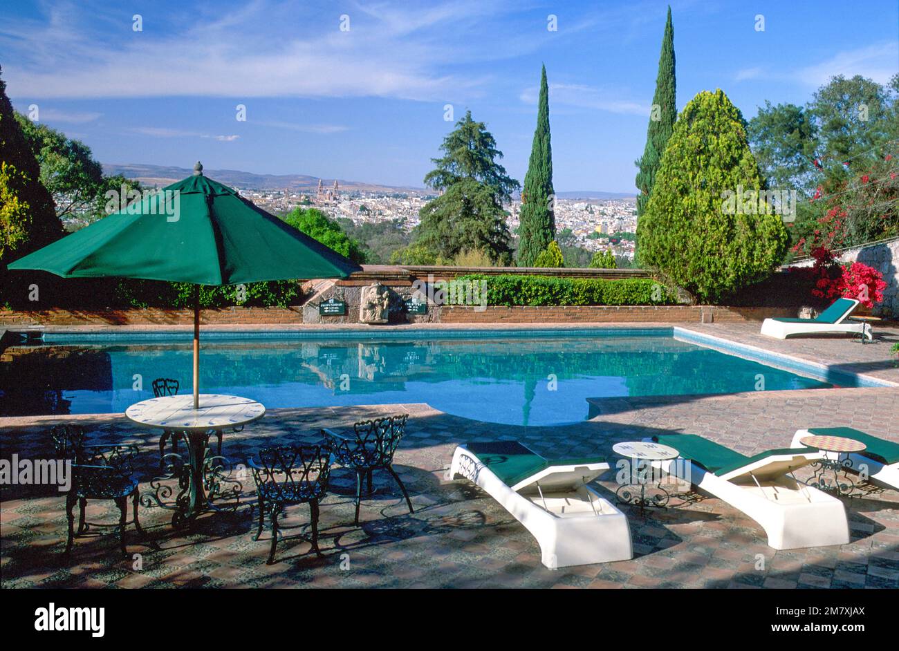 Mexique, Michoacan, Morelia, Hôtel Villa Montana, terrasse de piscine Banque D'Images