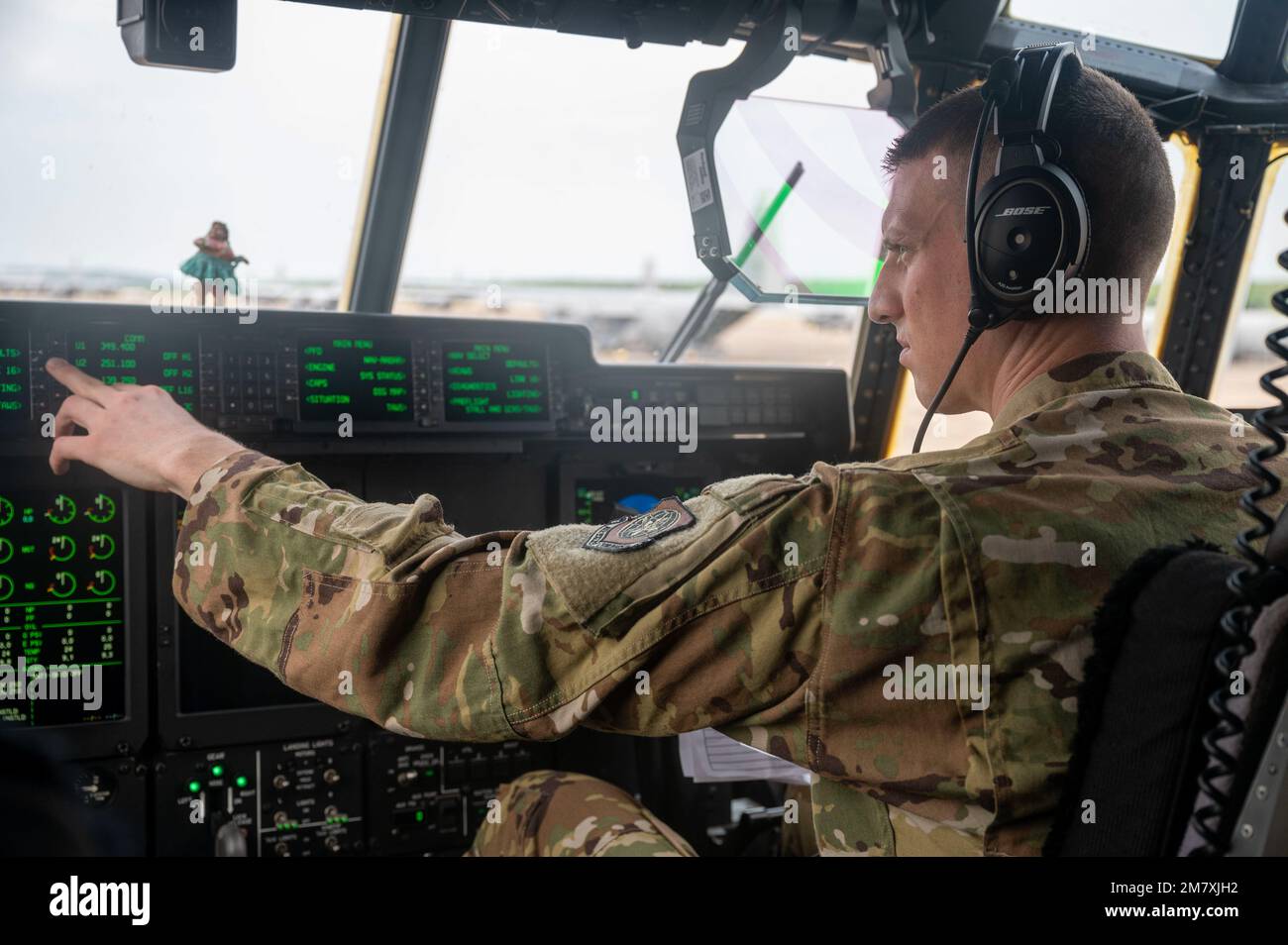 Un pilote C-130J Super Hercules affecté à l'escadre de transport aérien 19th prépare des vérifications avant le vol durant la ROCKI 22-03 à la base aérienne de Little Rock, Arkansas, 14 mai 2022. Conçus pour valider les capacités de préparation du spectre complet de l'aile de transport aérien, les exercices ROCKI sont généralement divisés en phases distinctes, chacune délibérément destinée à évaluer l'aile dans diverses fonctions de combat. Banque D'Images