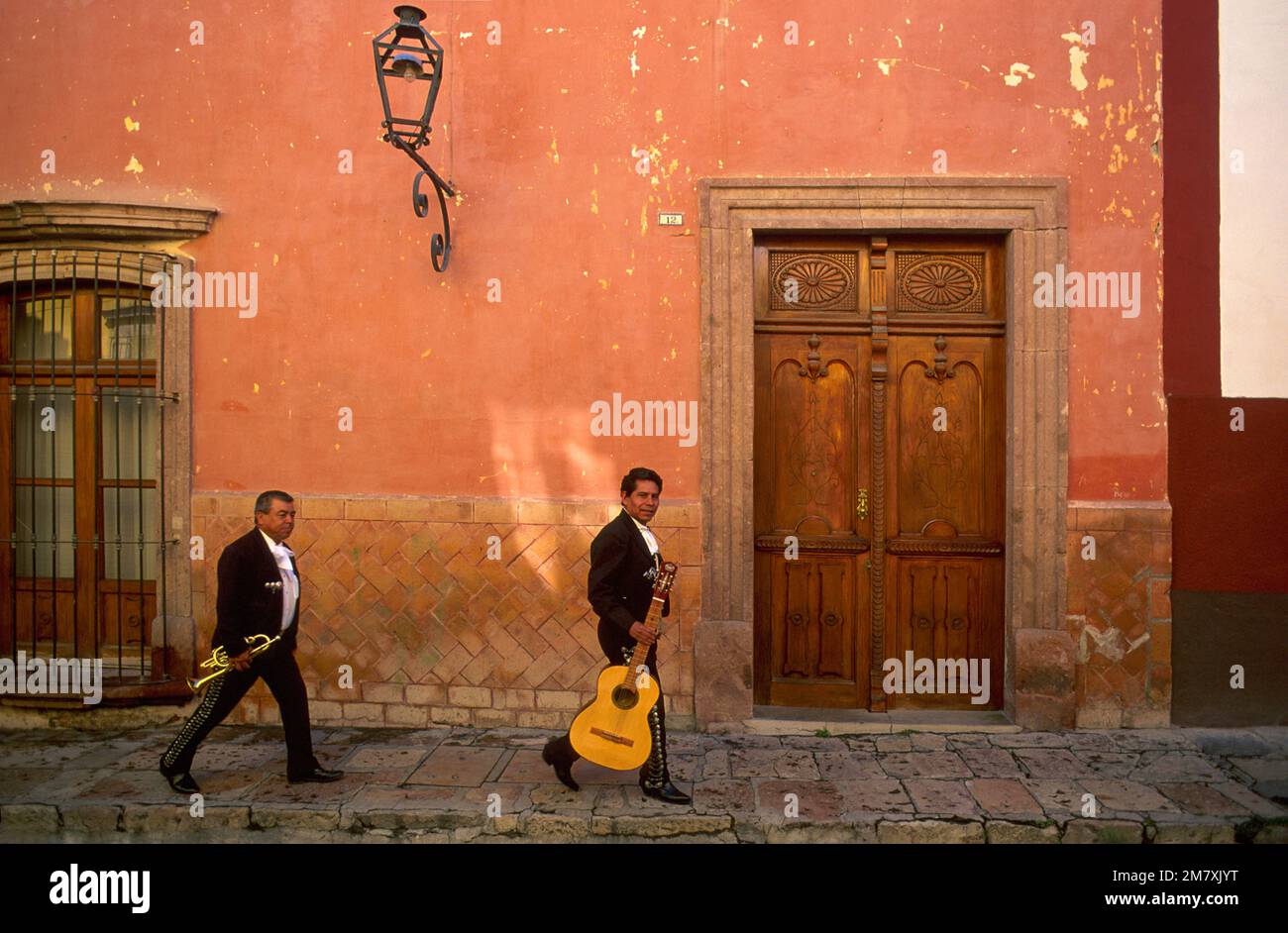 Mexique, Guanajuato, San Miguel de Allende, rue avec Mariachi MR=yes Banque D'Images