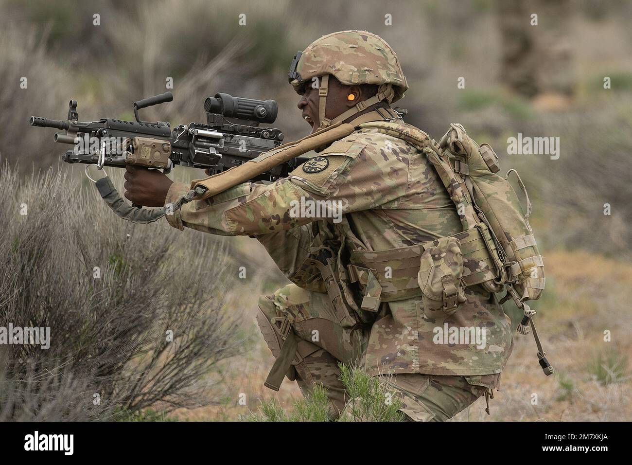 Pendant l'entraînement annuel 2022, les soldats de la Garde nationale de l'Armée de l'Idaho de la compagnie Charlie ont beaucoup formé dans les mouvements tactiques. Au cœur de ces compétences se trouve la « ruée vers les copains », où les soldats d’infanterie exercent les compétences les plus élémentaires du combat. Selon le Manuel de terrain de l'Armée des États-Unis pour le peloton et les escadrons du fusil d'infanterie, « chaque homme d'infanterie, du soldat enrôlé, à l'officier général, est d'abord un rifleman. En tant que tel, il doit être un maître de ses compétences de base : tirer, déplacer, communiquer, survivre et soutenir. Ces compétences de base permettent au soldat de se battre. Lorsque collectivement un Banque D'Images