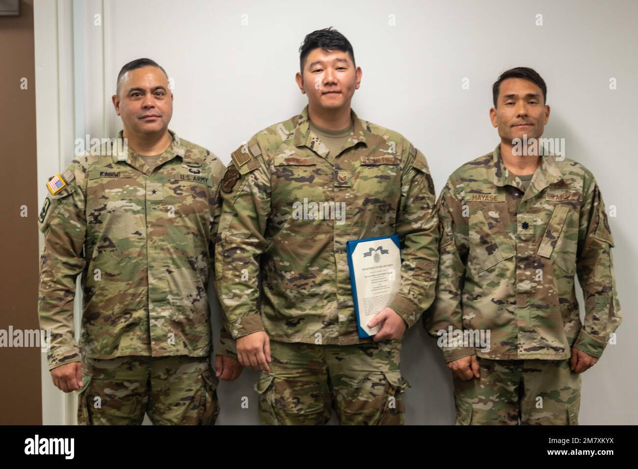 ÉTATS-UNIS Le sergent d'état-major de la Force aérienne, Marc Masuno (au centre), reçoit une médaille de réalisation des États-Unis Armée Brig. Le général Moses Kaoiwi Jr., le commandant de la Garde nationale de l'armée d'Hawaï et les États-Unis Le lieutenant de la Force aérienne, le colonel Glen Hayase, pour ses efforts dans la mise en place de la première équipe d’assurance de la cybermission de la Garde nationale d’Hawaï, 14 mai 2022, à fort DeRussy, à Hawaï. Masuno a appuyé un programme pilote du Bureau de la Garde nationale d'octobre 2018 à mars 2020. Au cours de cette période, l'équipe conjointe de cyber-spécialistes a mis au point de nouvelles méthodes pour soutenir l'infrastructure de réseau critique pour les réseaux gouvernementaux et civils. Banque D'Images