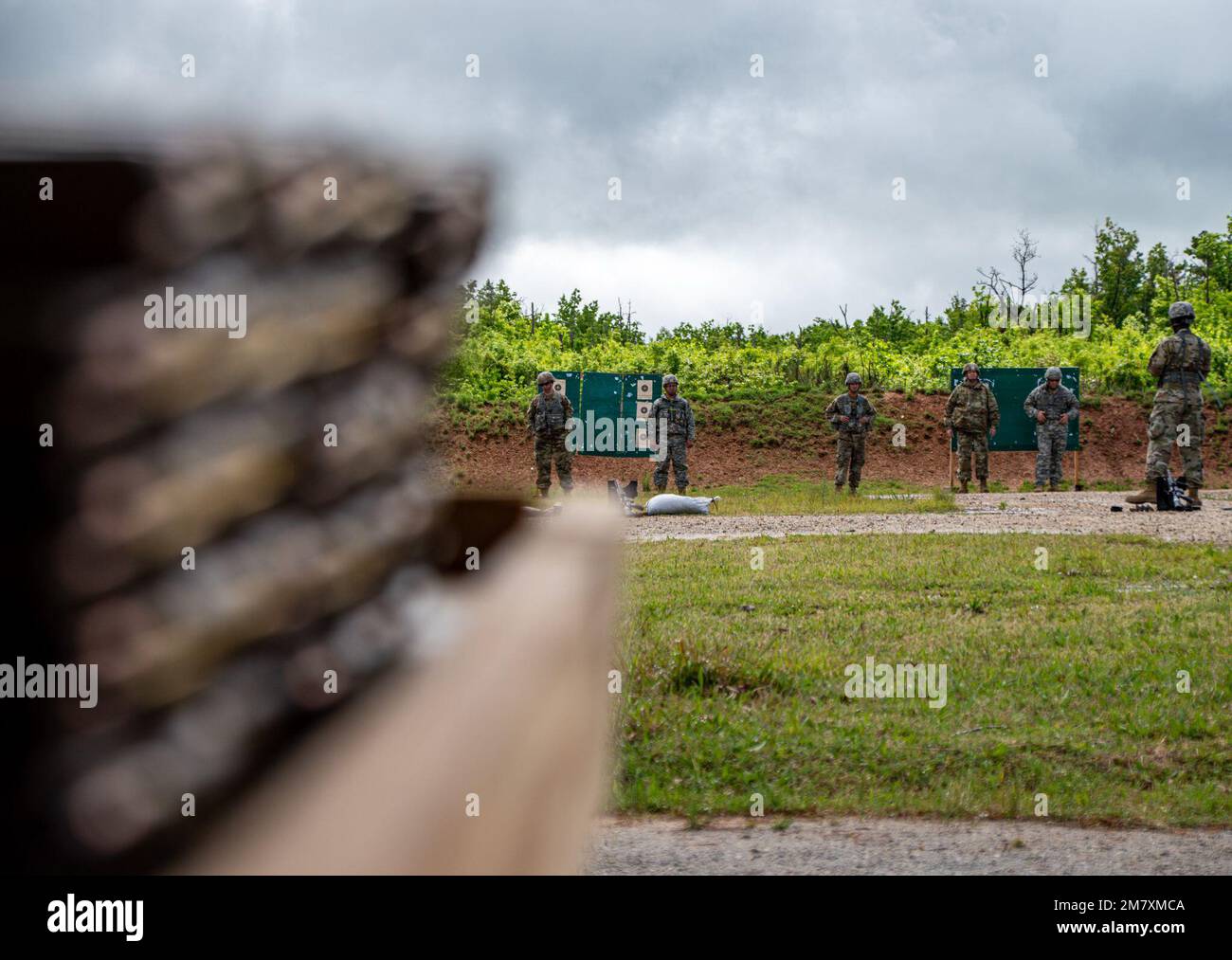 ÉTATS-UNIS Le Sgt. 1st classe Jonathan L. Sims, officier de sécurité de la zone de tir du 757th Expeditionary Railway Centre, veille à ce que les soldats se conforment aux règlements et procédures de sécurité lors d'un cours de qualification individuel des armes à fort Pickett, en Virginie, en 14 mai 2022. Le but de la formation est de mettre en valeur les capacités en matière de stratégie de démarques et de renforcer la préparation de la réserve. Banque D'Images