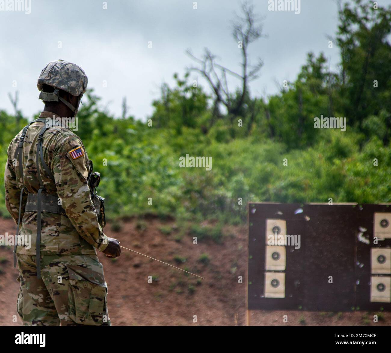 ÉTATS-UNIS Le Sgt. 1st classe Jonathan L. Sims, officier de sécurité de la zone de tir du Centre du chemin de fer expéditionnaire 757th, examine les cibles de la zone de tir au cours d'un cours individuel de qualification d'armes à fort Pickett, Virginie, 14 mai 2022. Le but de la formation est de mettre en valeur les capacités en matière de stratégie de démarques et de renforcer la préparation de la réserve. Banque D'Images