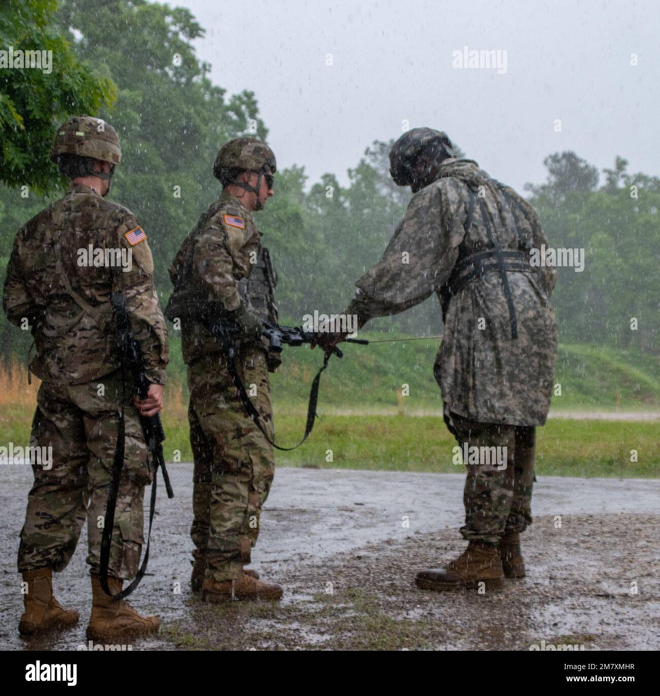 ÉTATS-UNIS Groupe de réserve de l'armée 1st classe Jonathan L. Sims, un officier de sécurité de la zone de tir du Centre du chemin de fer expéditionnaire 757th, utilise une tige de tir pour dégager un fusil lors d'un cours individuel de qualification d'armes à fort Pickett, Virginie, 14 mai 2022. Le déminage d'une arme est une procédure de sécurité visant à s'assurer qu'aucune munition ne reste dans la chambre ou le canon. Banque D'Images