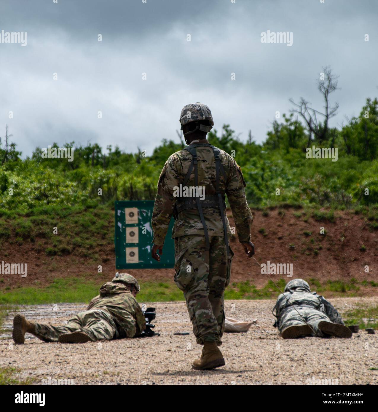 ÉTATS-UNIS Le Sgt. 1st classe Jonathan L. Sims, officier de sécurité de la zone de tir du 757th Expeditionary Railway Centre, veille à ce que les soldats se conforment aux règlements et procédures de sécurité lors d'un cours de qualification individuel des armes à fort Pickett, en Virginie, en 14 mai 2022. Le but de la formation est de mettre en valeur les capacités en matière de stratégie de démarques et de renforcer la préparation de la réserve. Banque D'Images