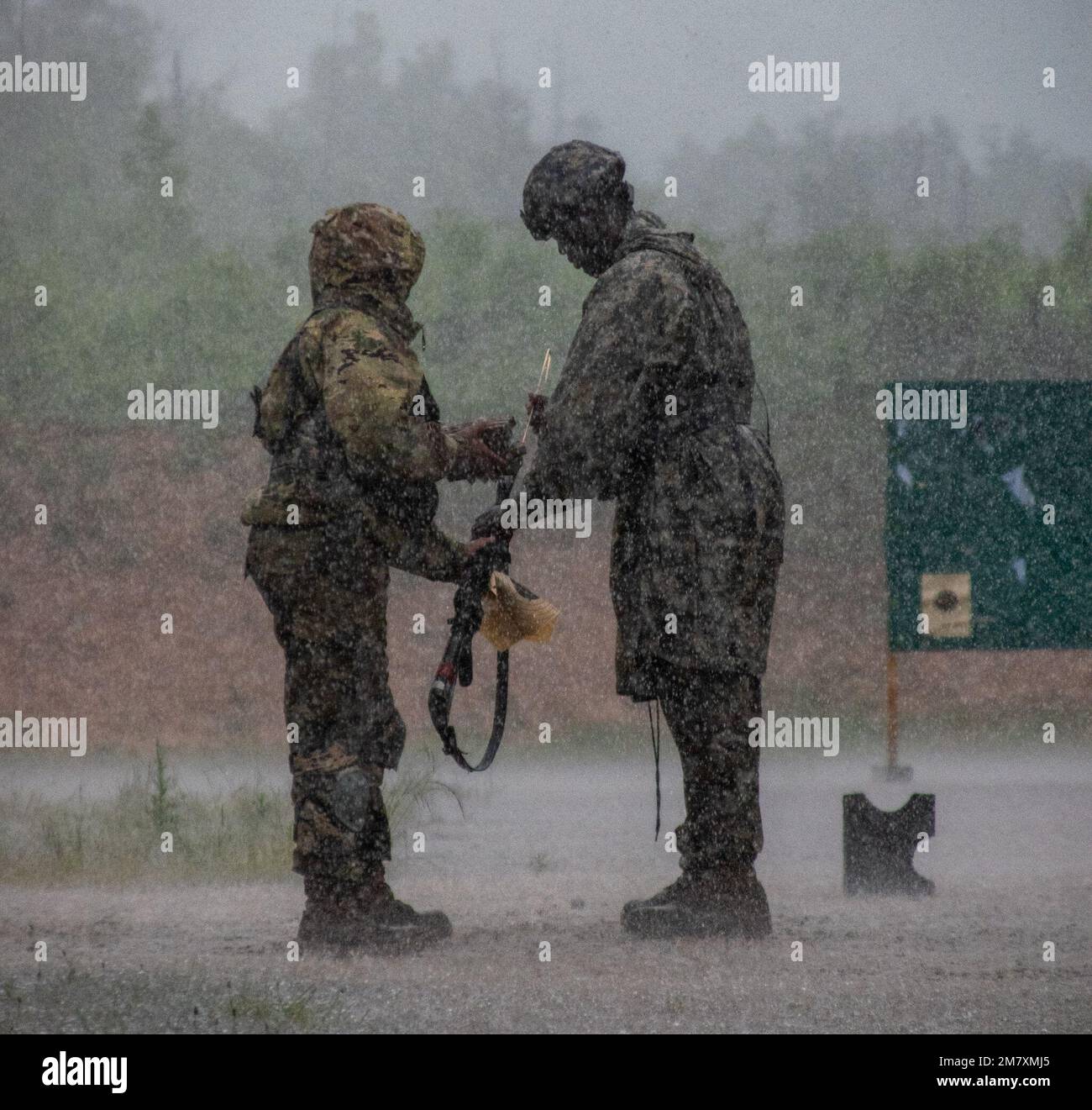 ÉTATS-UNIS Groupe de réserve de l'armée 1st classe Jonathan L. Sims, un officier de sécurité de la zone de tir du Centre du chemin de fer expéditionnaire 757th, utilise une tige de tir pour dégager un fusil lors d'un cours individuel de qualification d'armes à fort Pickett, Virginie, 14 mai 2022. Le déminage d'une arme est une procédure de sécurité visant à s'assurer qu'aucune munition ne reste dans la chambre ou le canon. Banque D'Images