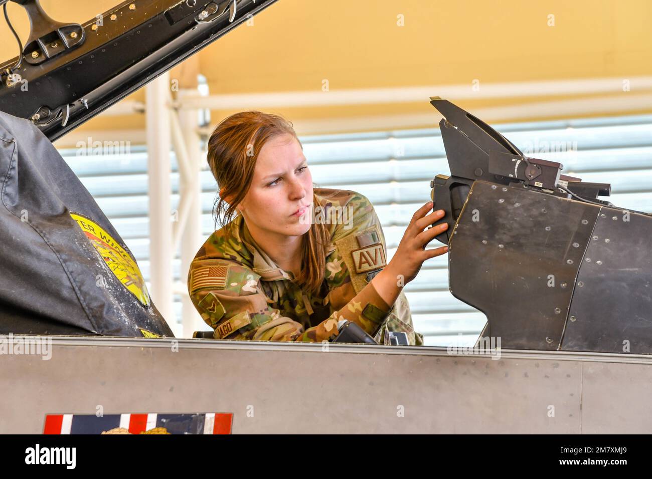 A ÉTATS-UNIS Un technicien en avionique de la Force aérienne, affecté au 179th Escadron de chasseurs expéditionnaires, effectue une vérification opérationnelle sur une section de ciblage du Faucon de combat du bloc 50 F-16cm à la base aérienne du Prince Sultan, Royaume d’Arabie saoudite, au 14 mai 2022. Les techniciens avioniques inspectent, entretiennent et réparent les systèmes responsables de la communication, de la navigation, de l'acquisition de cibles et plus encore. Les 179th projets de la SFE combattent la puissance aérienne dans tout le domaine de responsabilité de l’AFCENT, soutiennent le personnel, améliorent le mouvement des forces et montrent la détermination des États-Unis et des pays partenaires dans la région. Banque D'Images