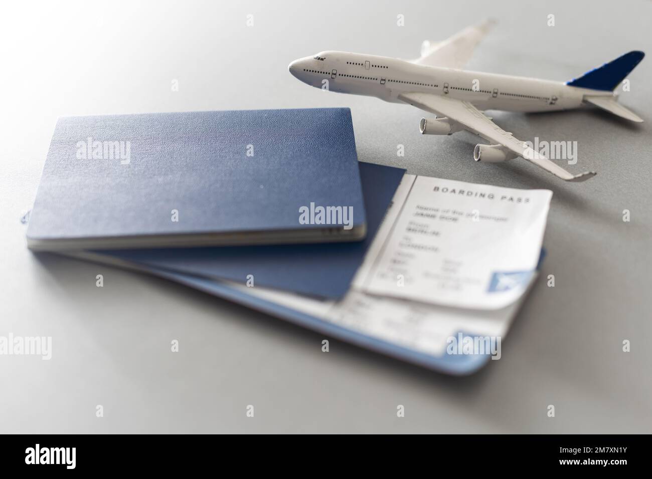 Préparation pour le concept de voyage, avion jouet, passeport avec espace de copie Banque D'Images