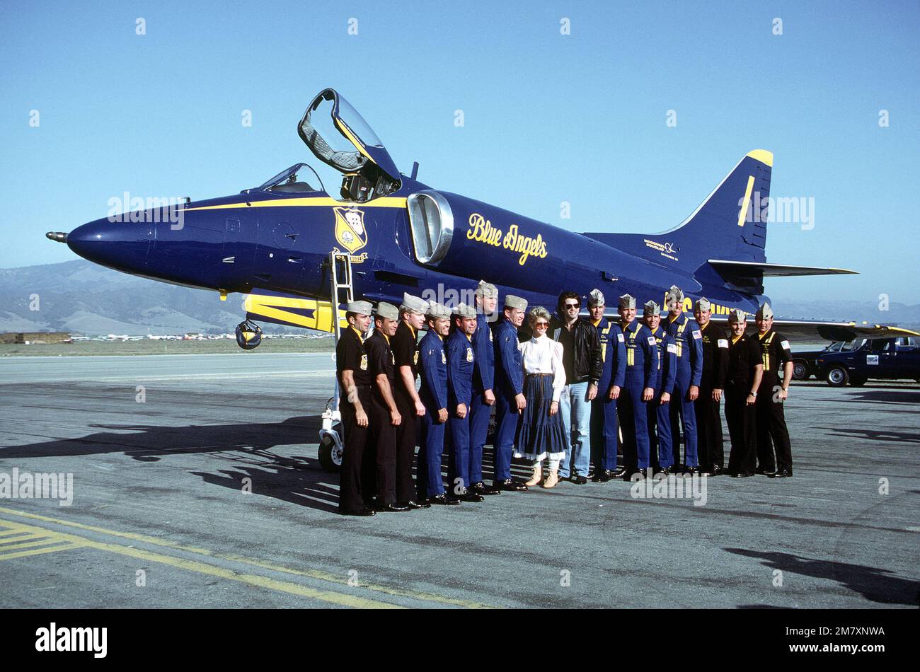 Les artistes John Travolta et Olivia Newton John, au centre, ainsi que les pilotes de l'équipe de démonstration des Blue Angels de la Marine, se posent devant un avion Skyhawk A-4F stationné sur le tablier. Les Blue Angels se sont produit lors d'un spectacle aérien local. Base: Salinas État: Californie (CA) pays: États-Unis d'Amérique (USA) Banque D'Images