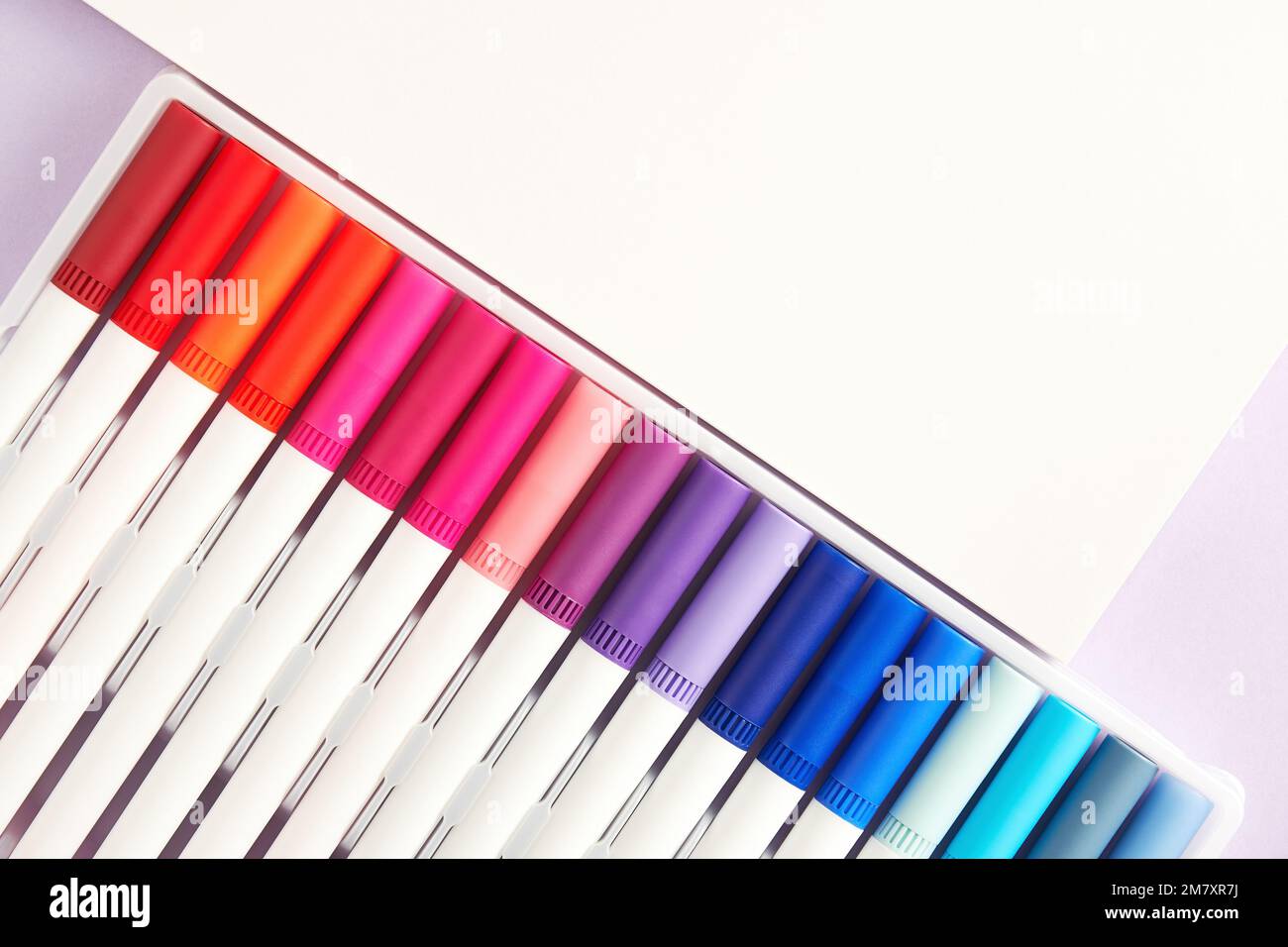 Ensemble de marqueurs d'aquarelle pastel pour l'esquisse et un papier pour carnet d'esquisses. Thème du dessin et des arts de loisir. Copier l'espace pour le texte Banque D'Images