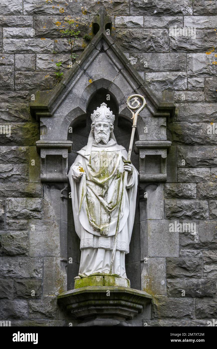 Statue de Saint Patrick sur le mur extérieur de l'église catholique de Saint Patrick à Kilkenny, Leinster, Irlande, Europe Banque D'Images