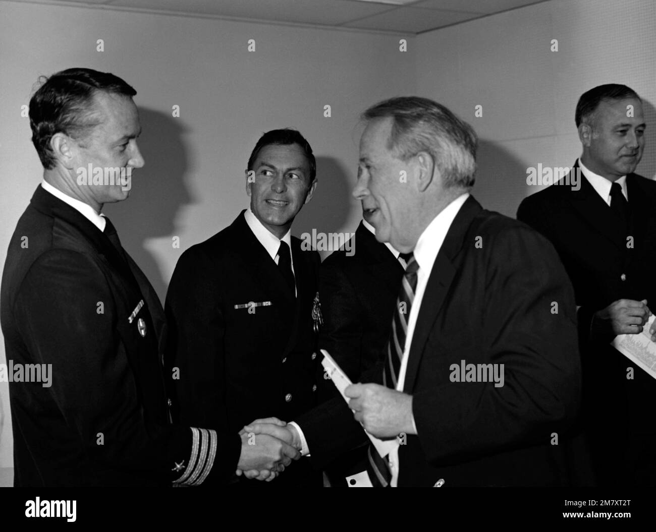 Le sénateur Henry M. Jackson, de Washington, félicite le CDR Ken Parsons à titre de nouveau commandant de l'escadron 61 de soutien logistique de la flotte (VR-61). Base: Naval Air Station Whidbey Island État: Washington (WA) pays: Etats-Unis d'Amérique (USA) Banque D'Images