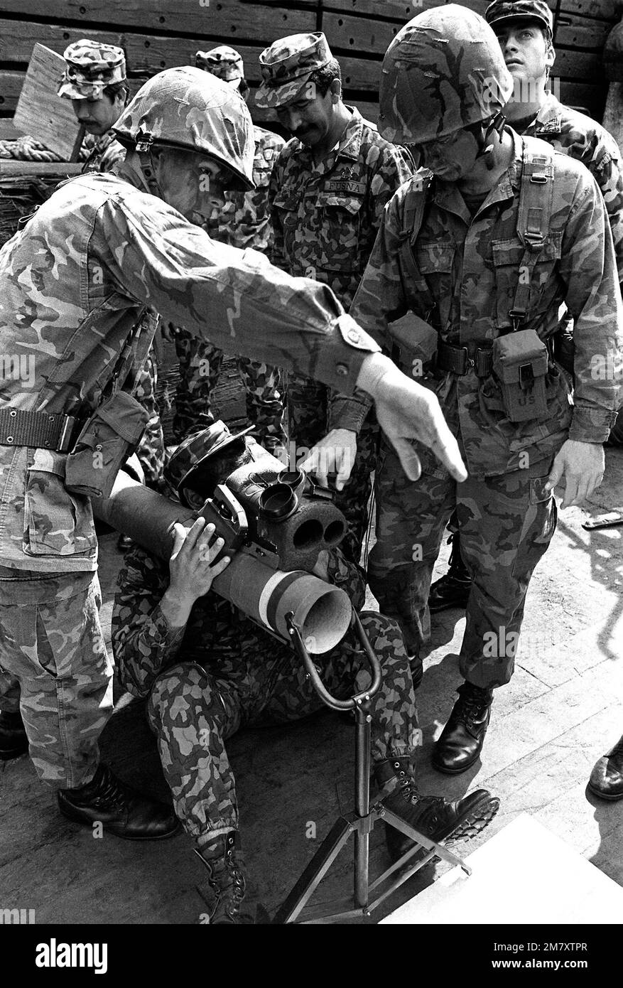 Deux États-Unis Les Marines de l'opération Unitas XXIII montrent à un Uruguay Marine comment fonctionne une arme d'assaut moyen antichar M-47 Dragon. Objet opération/série: UNITAS XXIII base: Montevideo pays: Uruguay (URY) Banque D'Images Deux États-Unis Les Marines de l'opération Unitas XXIII montrent à un Uruguay Marine comment fonctionne une arme d'assaut moyen antichar M-47 Dragon. Objet opération/série: UNITAS XXIII base: Montevideo pays: Uruguay (URY) Banque D'Images