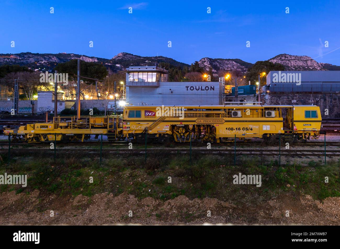 Vue d'ensemble des équipements d'entretien ferroviaire SNCF stationnés sur les voies ferrées à la gare de Toulon (Var) à la tombée de la nuit depuis le jeudi 5 janvier 2023, un nouveau système de tarification des transports administré par la région Provence-Alpes-Côte d'Azur est en vigueur. L'autorité régionale gère les bus Zou et les trains express régionaux (TER). Certains utilisateurs dénoncent une augmentation globale des tarifs. Dans le même temps, la région du Sud annonce un important projet de réorganisation ferroviaire avec la création de la nouvelle ligne ferroviaire PACA et une augmentation de la fréquence du TER (trains Express Regionaux). (Photo de Laurent Coust/SOP Banque D'Images
