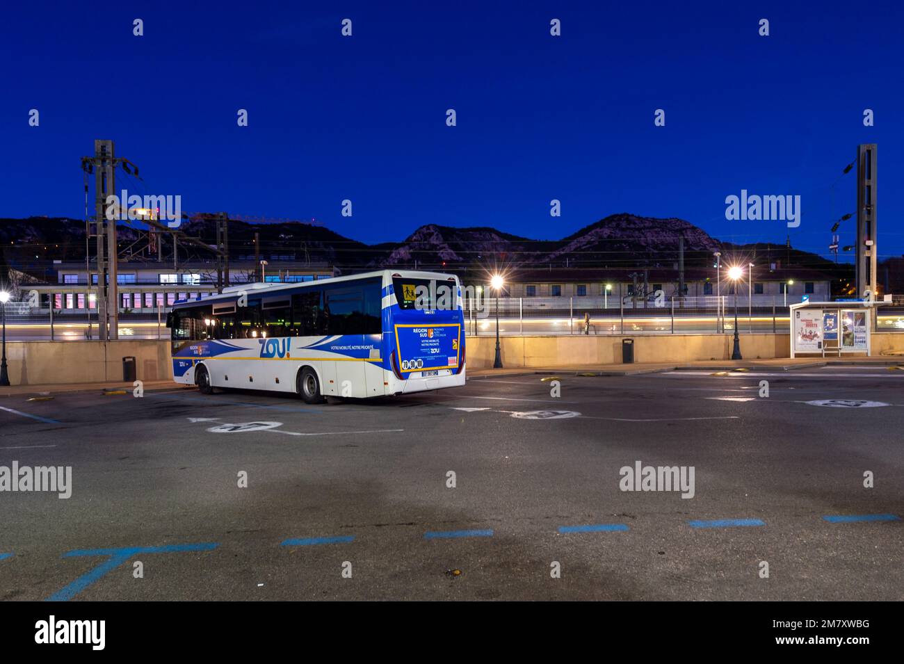 Un bus régional du réseau Zou attend l'arrivée des passagers à la gare
