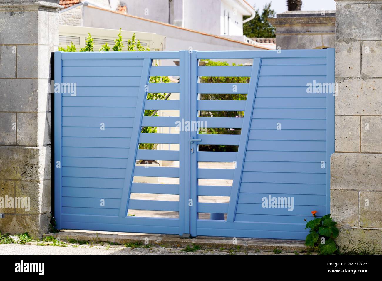 portail de la banlieue accueil gris haut porte double porte maison accès  jardin Photo Stock - Alamy