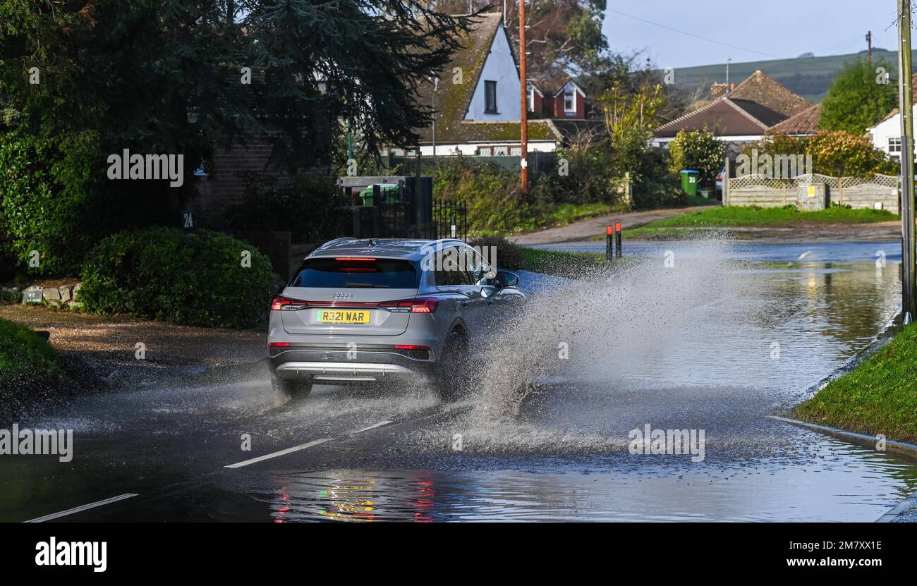 Worthing UK 11th janvier 2023 - des voitures traversent des inondations dans Sea Lane , Ferring près de Worthing comme des conditions météorologiques humides plus instables s'étendent à travers le Royaume-Uni : Credit Simon Dack / Alamy Live News Banque D'Images