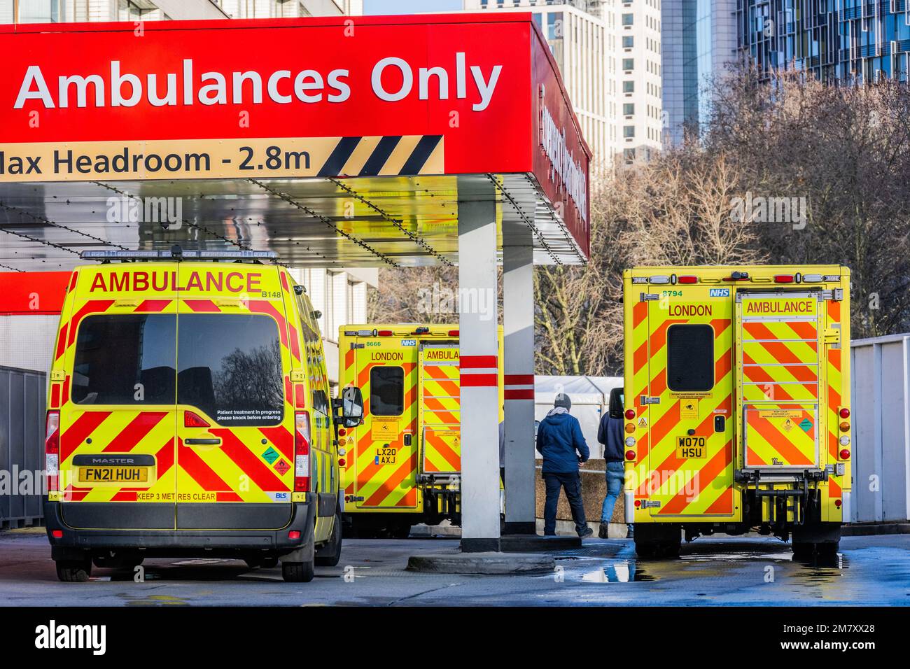 Londres, Royaume-Uni. 11th janvier 2023. Les ambulances attendent à l'extérieur de l'hôpital St Thomas - le deuxième jour de l'Unison organisé une grève sur le salaire face à la crise du coût de la vie de the4. Crédit : Guy Bell/Alay Live News Banque D'Images