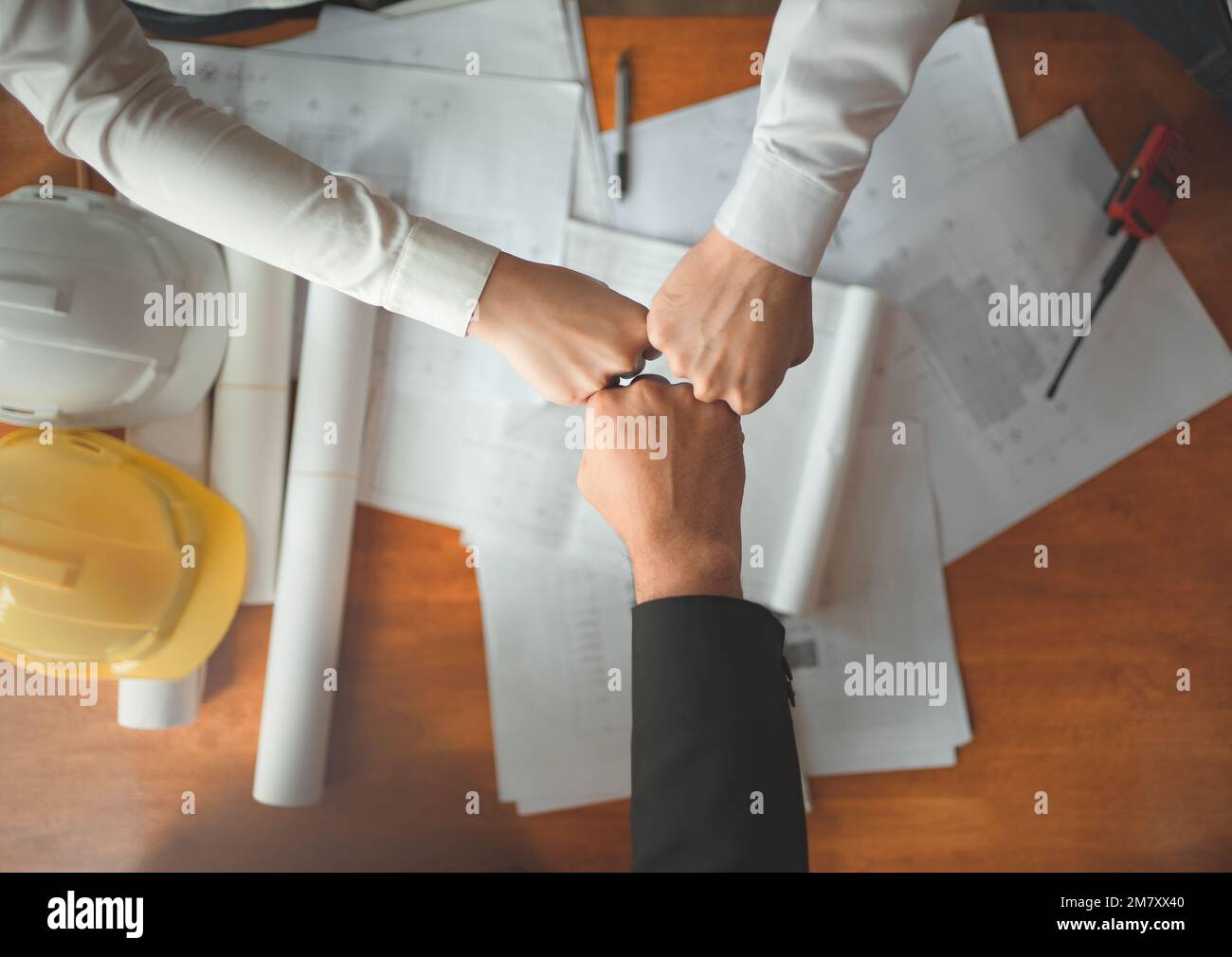 Équipe de collaboration de jeunes hommes et femmes asiatiques ingénieurs, architectes poing bosse montrer la force travail d'équipe après la réunion, discuter, conception, planing, af Banque D'Images
