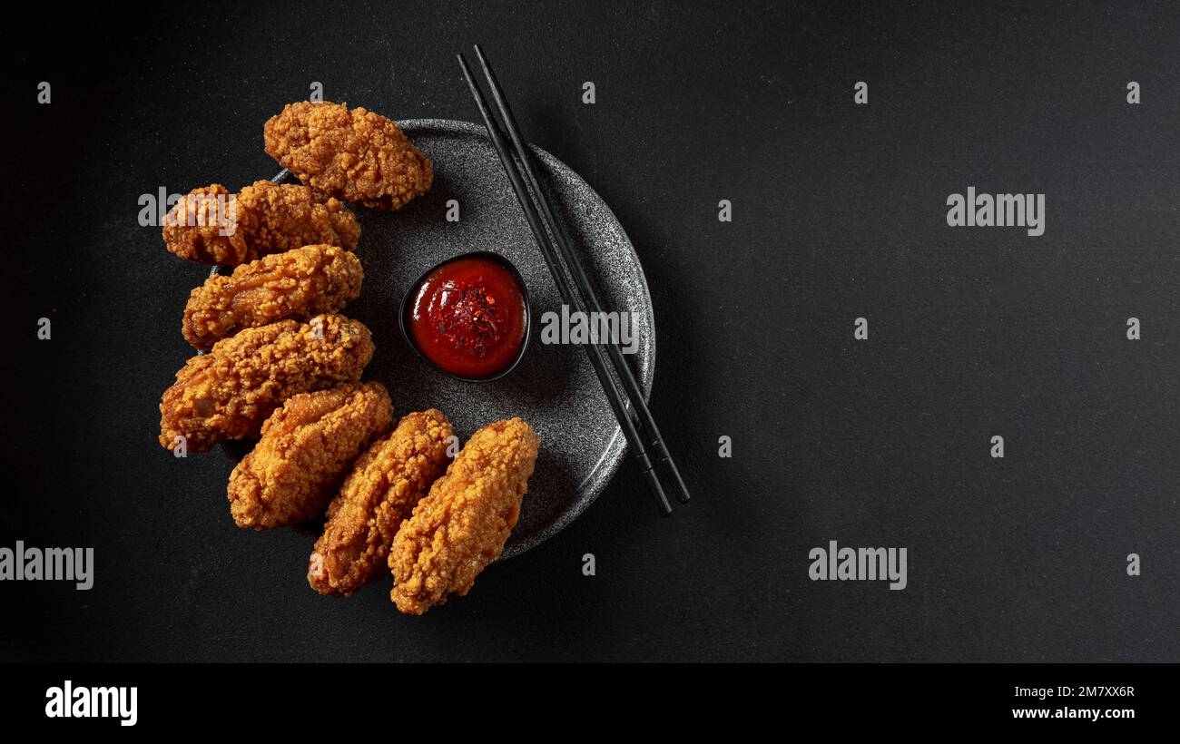 Ailes de poulet. Recette asiatique traditionnelle. Arrière-plan sombre. Vue de dessus. Copier l'espace. Banque D'Images