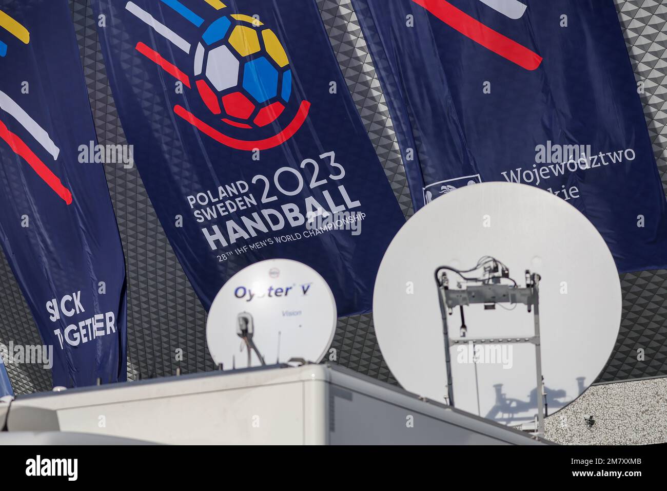 Kattowitz, Pologne. 11th janvier 2023. Les camions de diffusion ZDF sont garés devant la salle polyvalente 'spodek' où le match d'ouverture de la coupe du monde de handball 2023 France - Pologne sera joué le même soir. La coupe du monde de handball masculin 28th aura lieu en Pologne et en Suède de 11 janvier au 29 2023. Toutes les apparitions de l'équipe nationale allemande à la coupe du monde peuvent être vues à la télévision sans frais supplémentaires. Les diffuseurs publics ARD et ZDF montreront les matchs en direct sur la télévision classique et sur leurs sites Internet. Credit: Jan Woitas/dpa/Alay Live News Banque D'Images