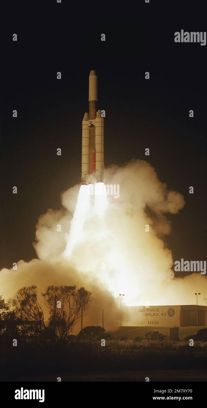 Un véhicule de lancement Titan III 34D/Inertial Upper Stage (IUS), portant un SRCS-II et un SRCS-III (système de communications par satellite de défense), se lève du complexe 40 à 12 h 05 Base: Cape Canaveral Air Force Station État: Floride (FL) pays: États-Unis d'Amérique (USA) Banque D'Images